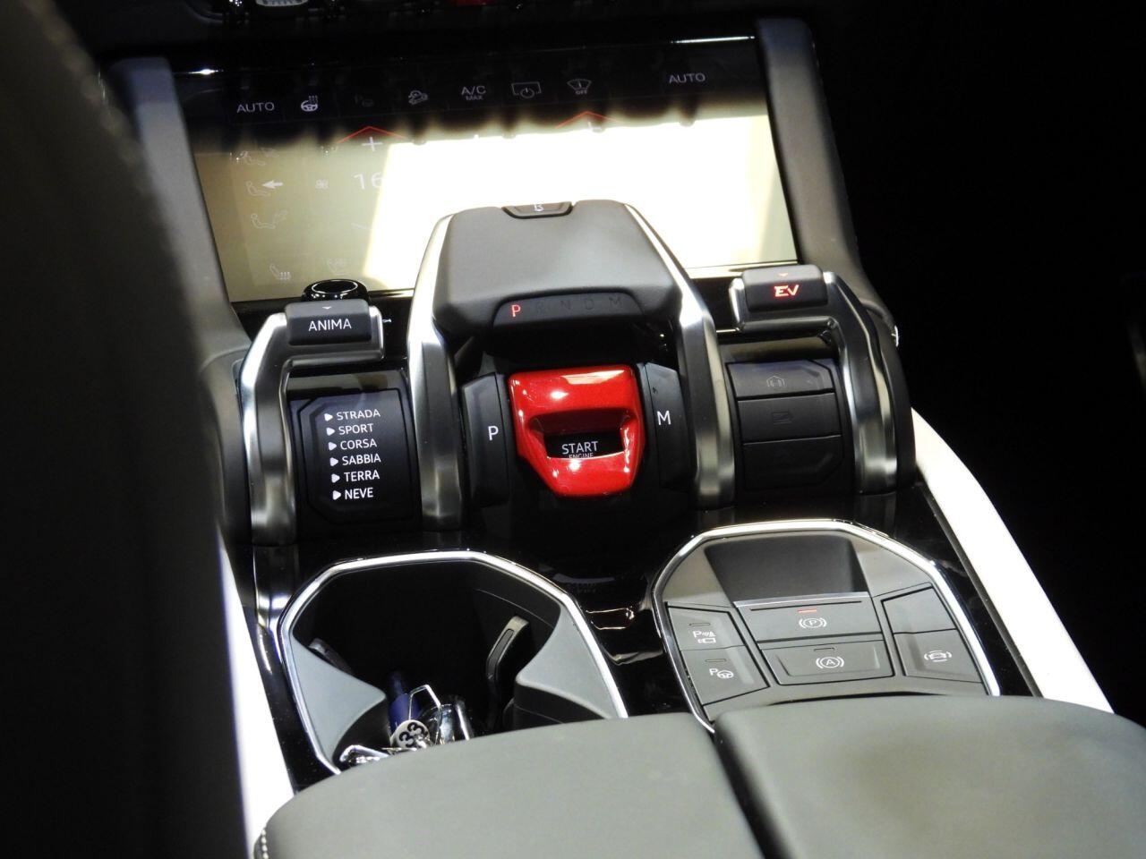 Lamborghini Urus view 32