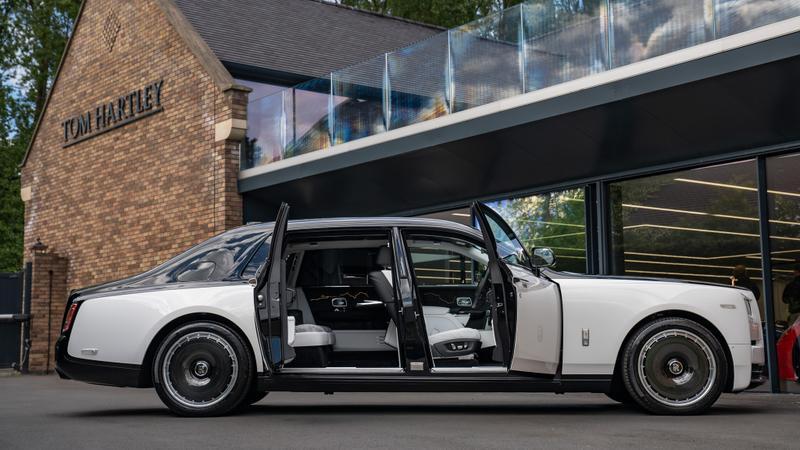 Rolls-Royce Phantom view 5