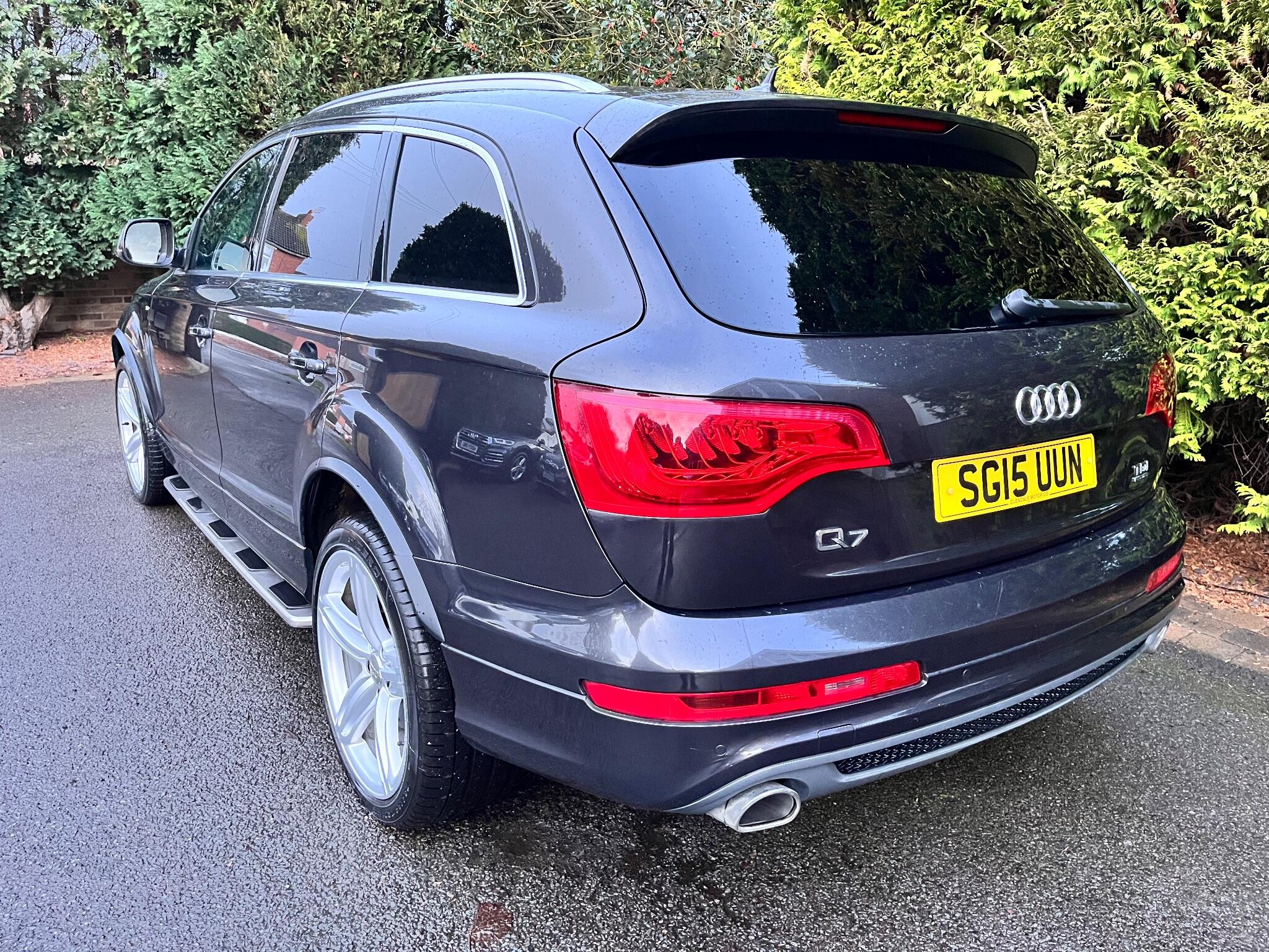 Audi Q7 view 12