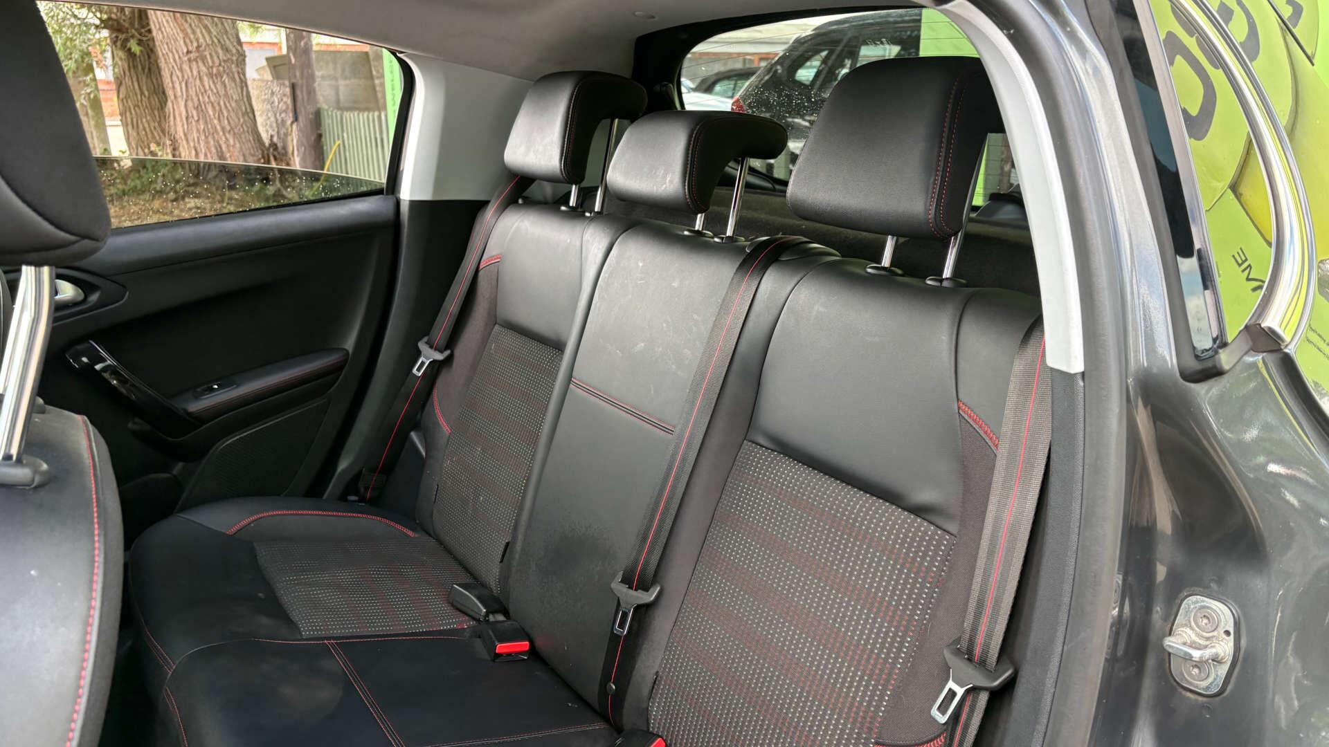 Peugeot 208 view 11