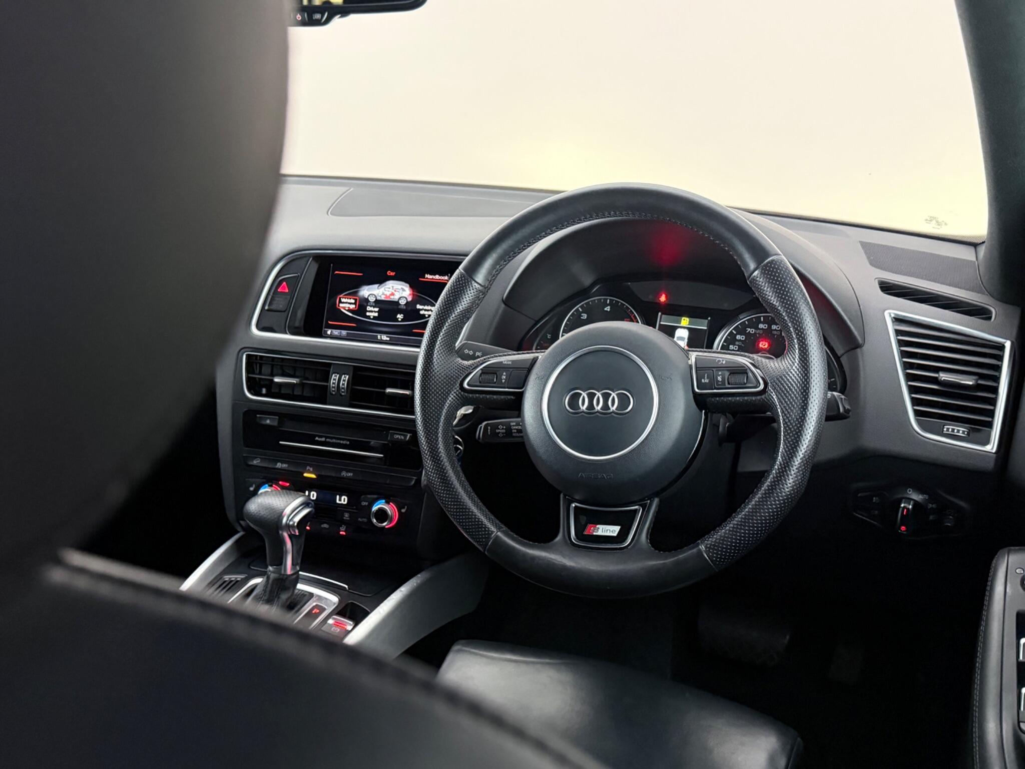 Audi Q5 view 14