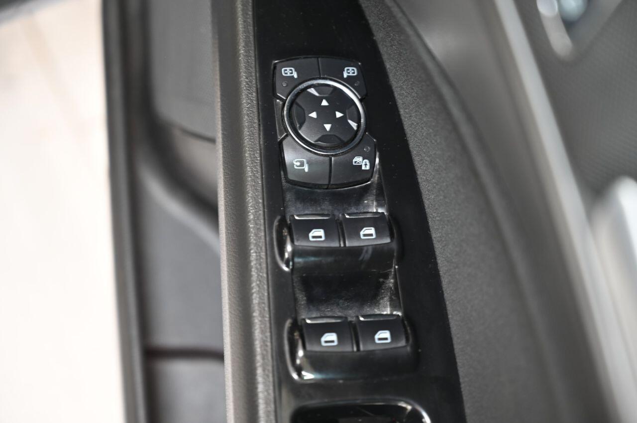 Ford Mondeo view 40