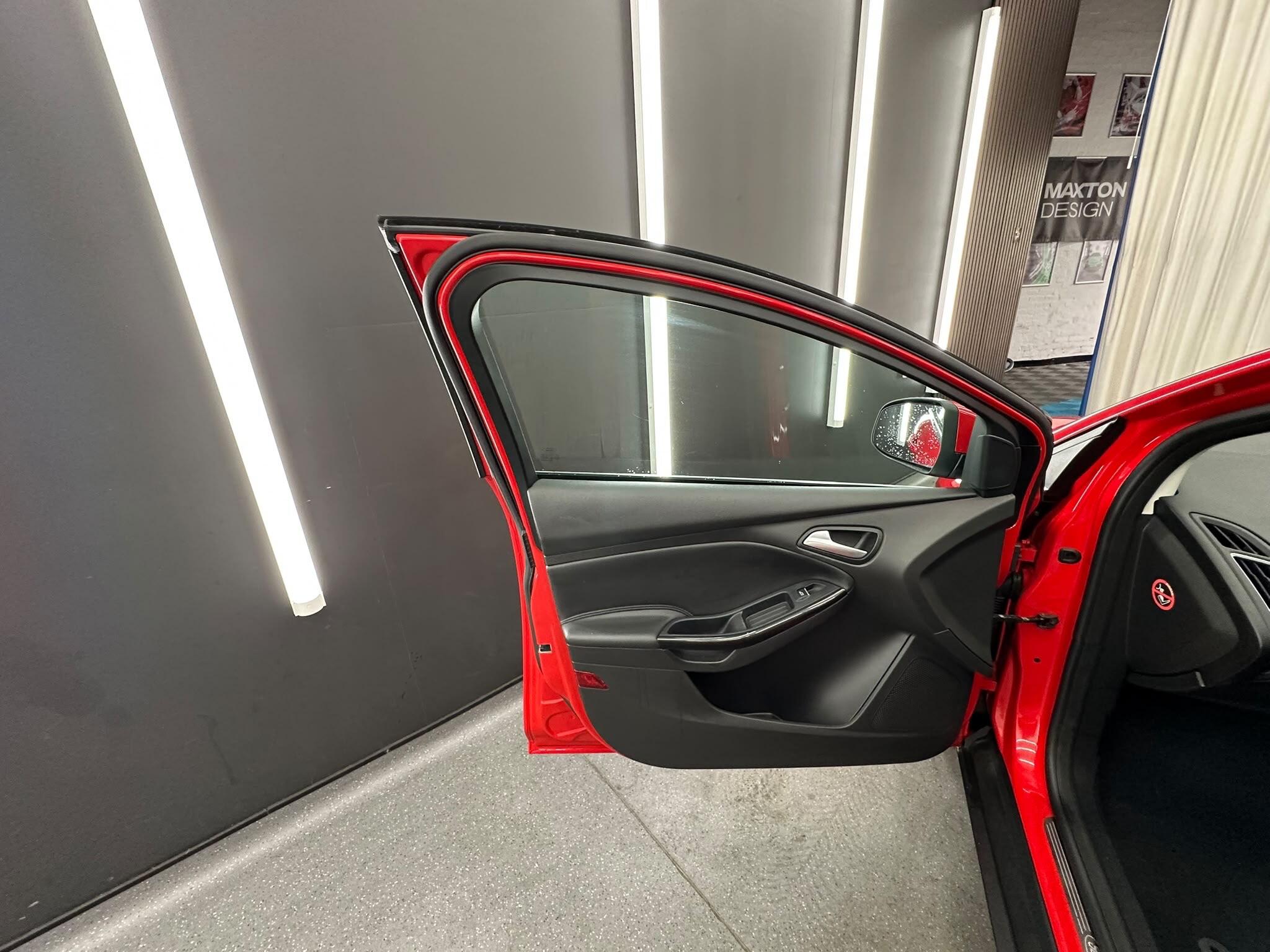 Ford Focus view 22