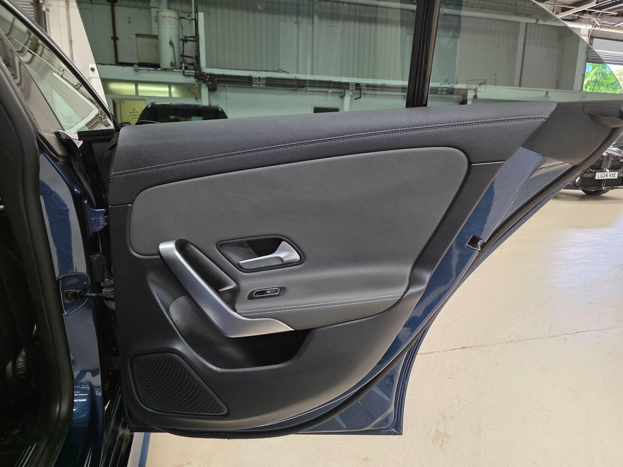 Mercedes-Benz Cla view 24