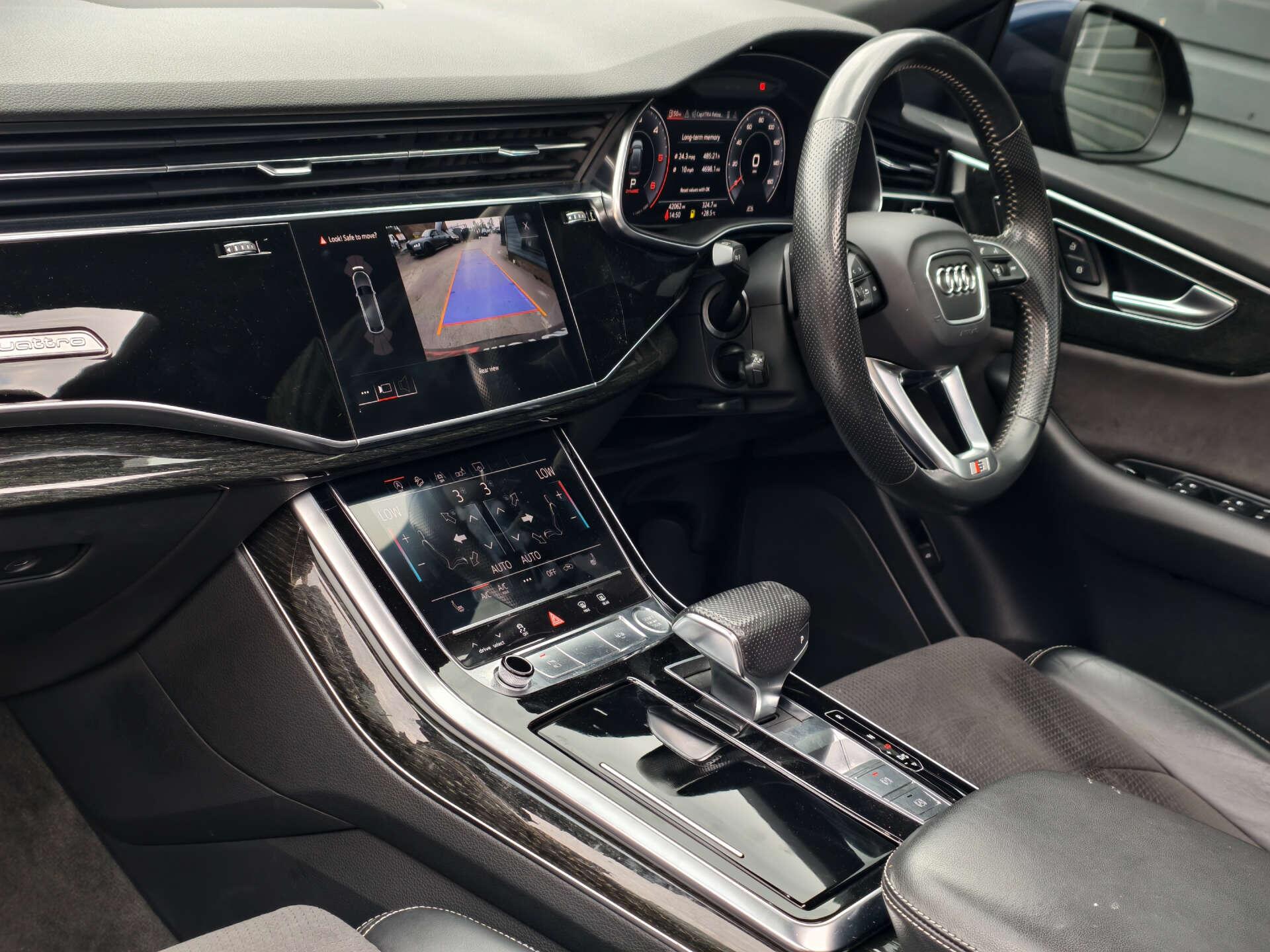 Audi Q8 view 28