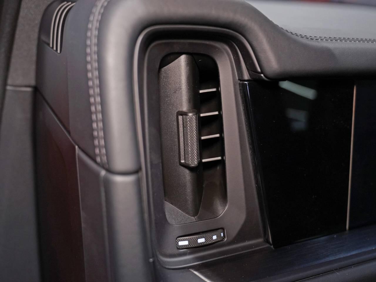 Porsche Cayenne view 36