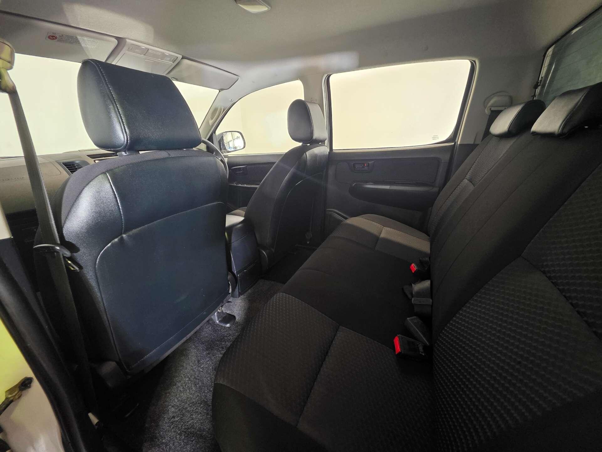 Toyota Hilux view 37