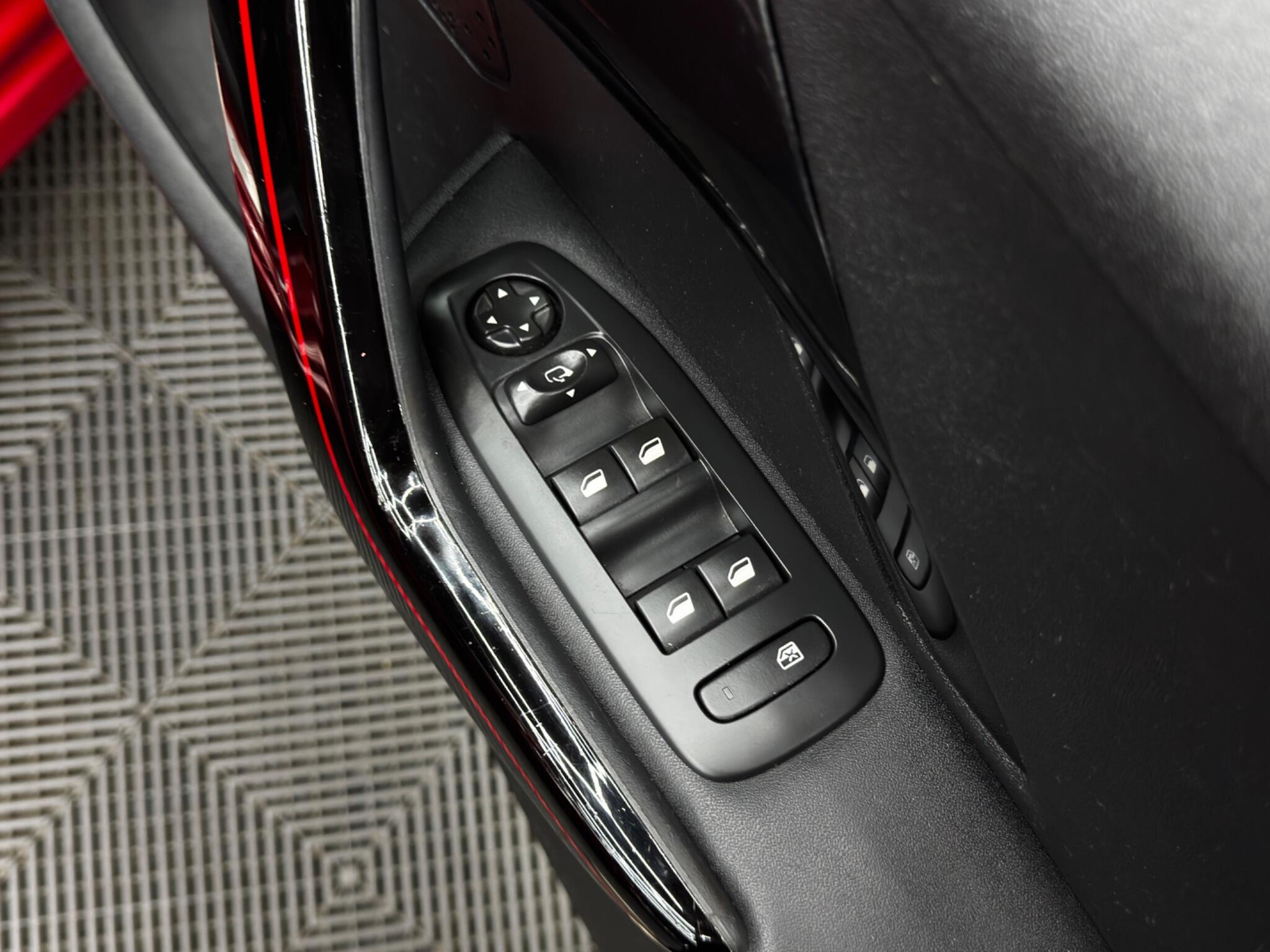 Peugeot 208 view 39