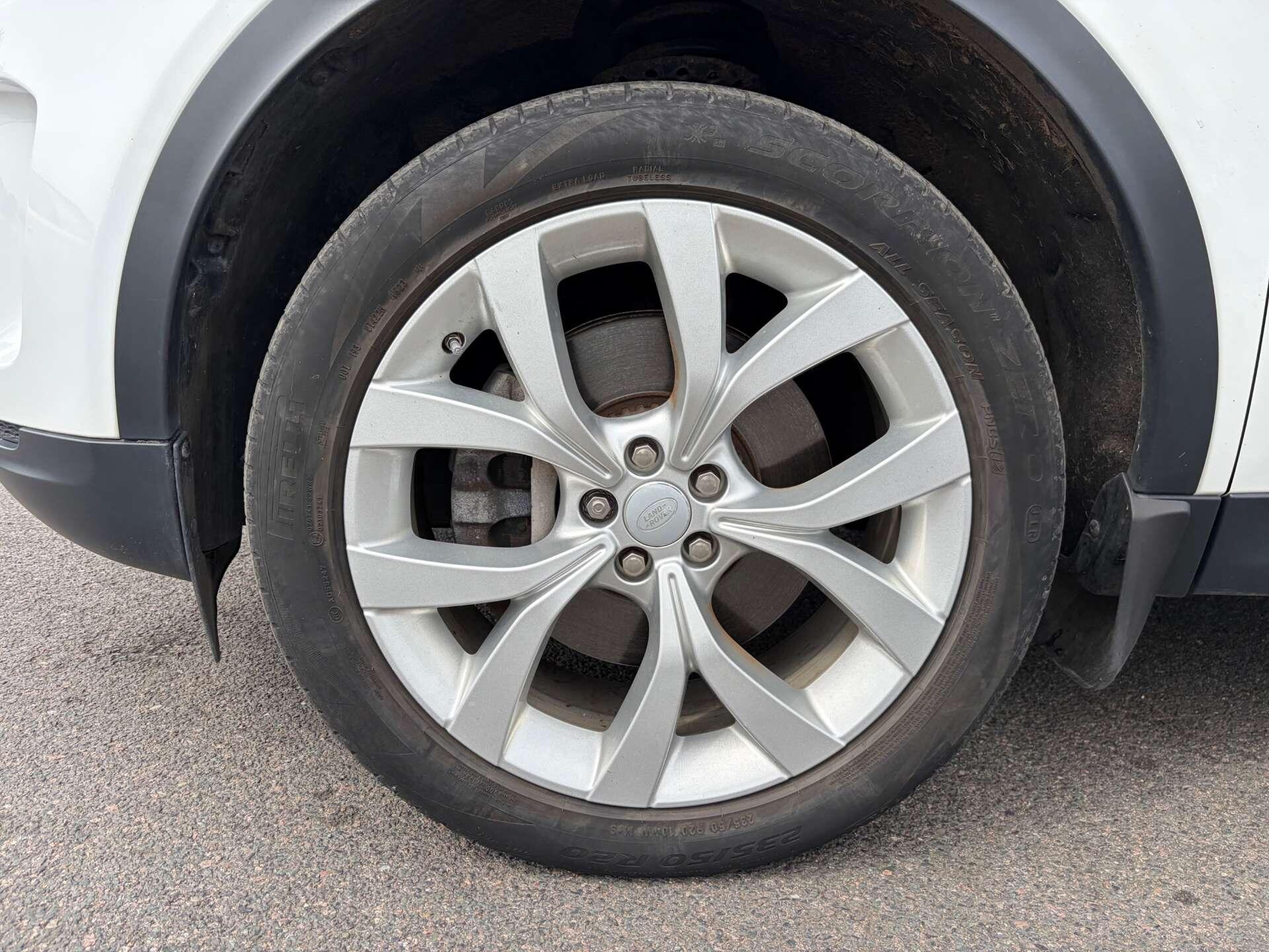 Land Rover Discovery Sport view 10
