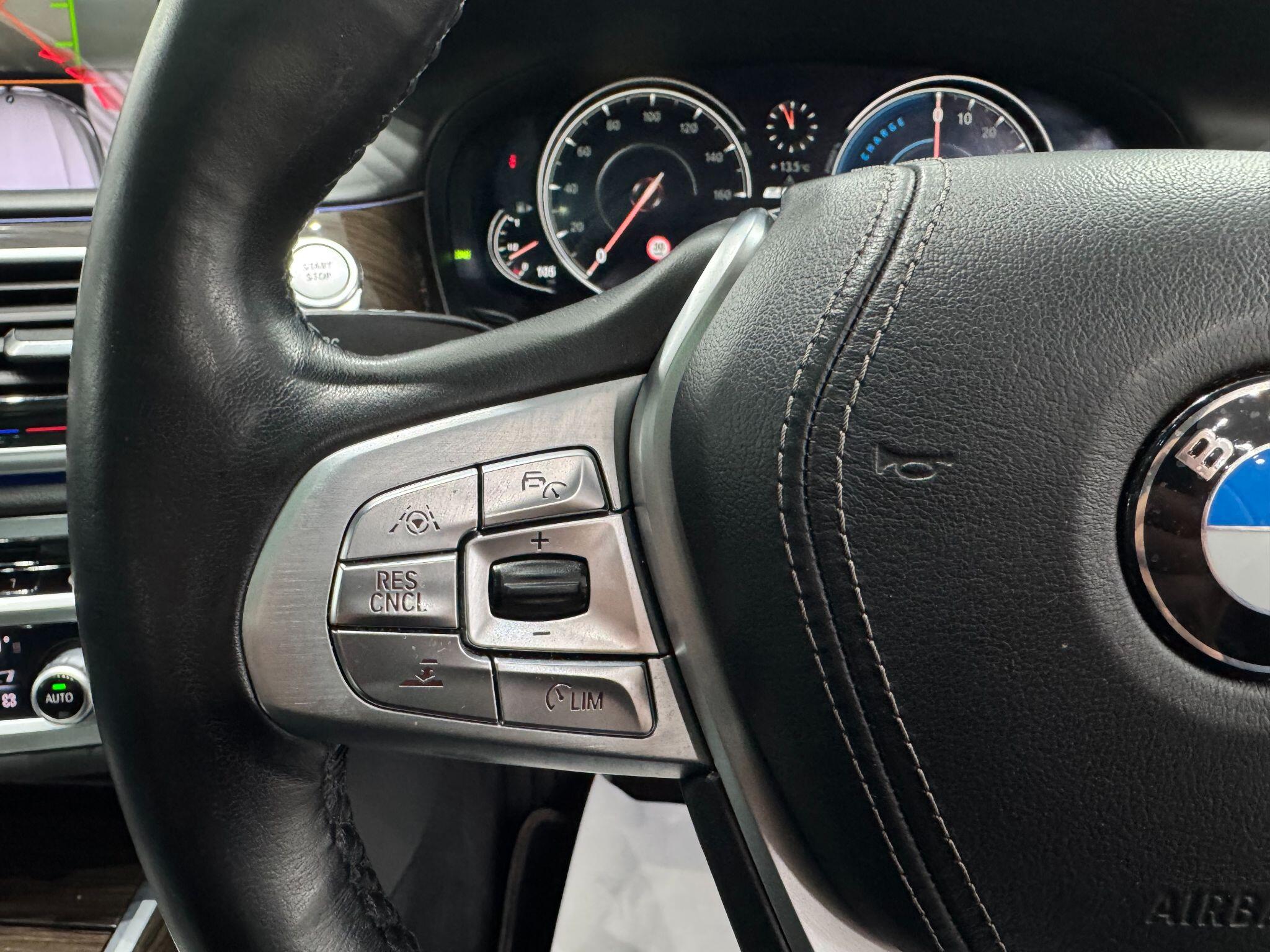 BMW 7 Series view 33