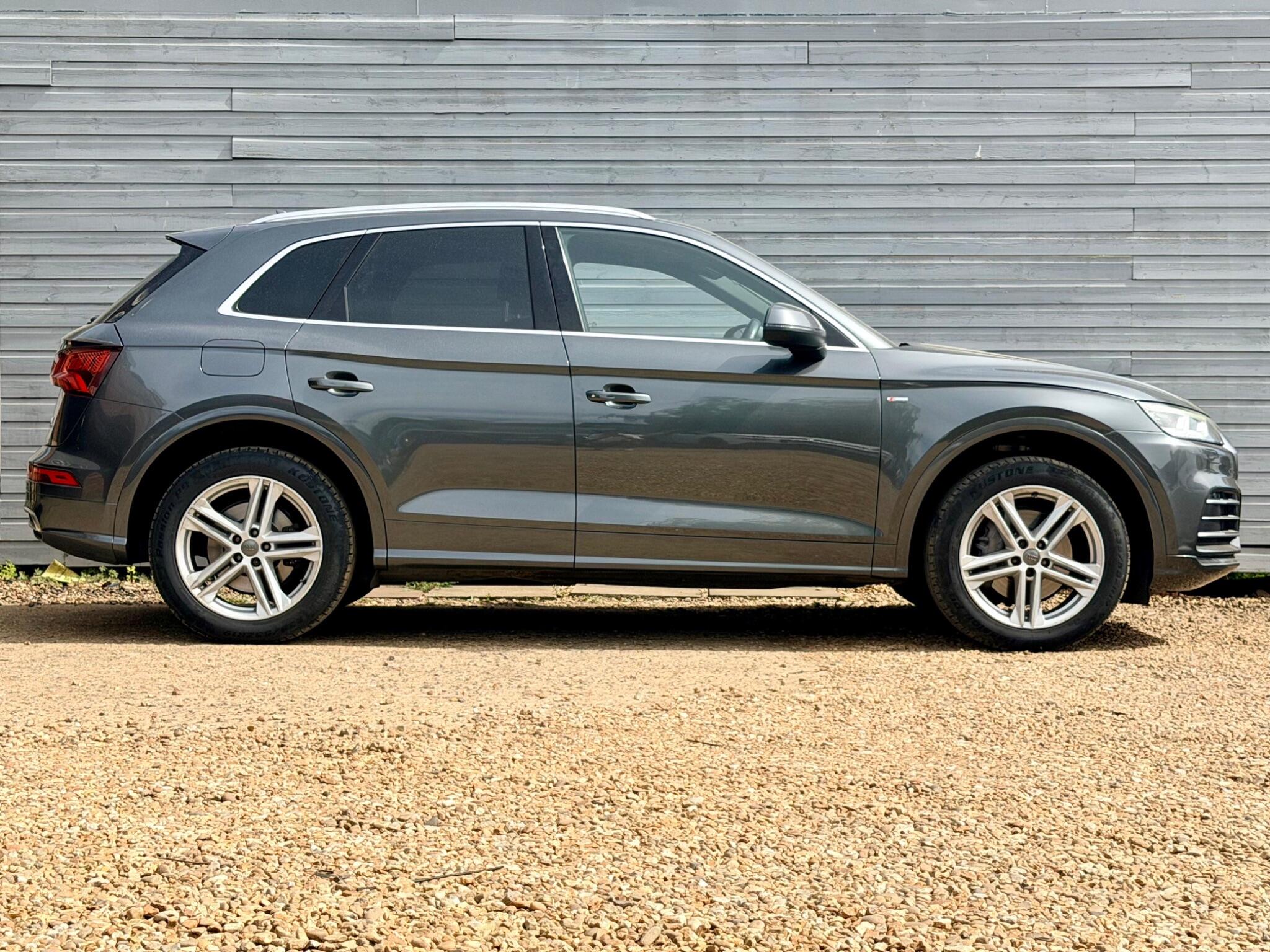 Audi Q5 view 3