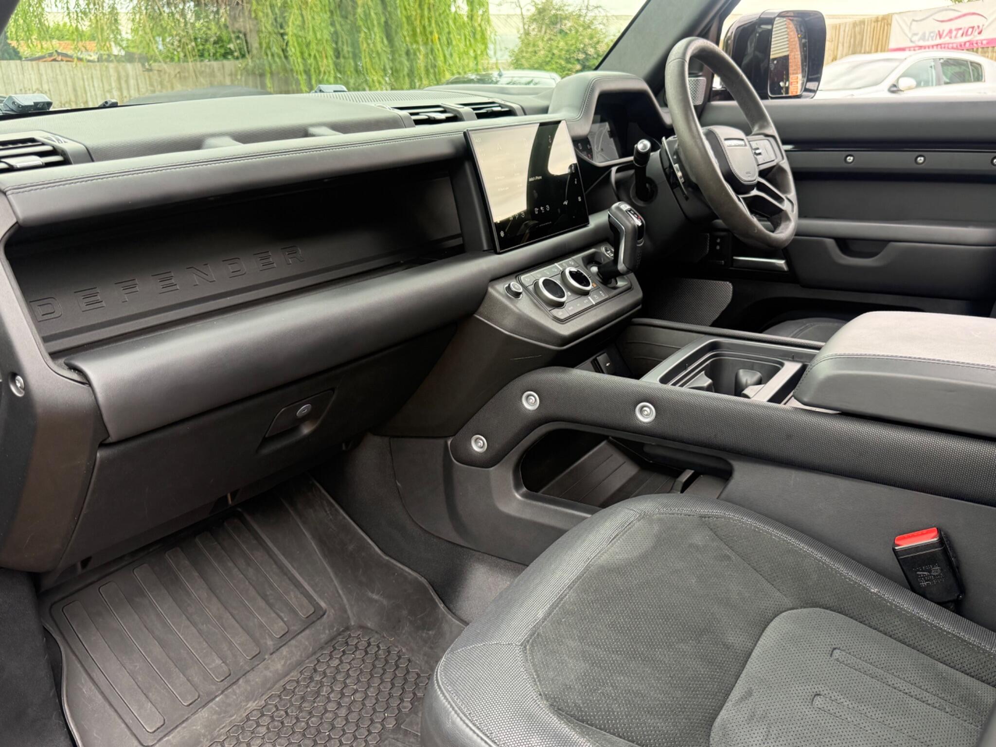 Land Rover Defender 130 view 14