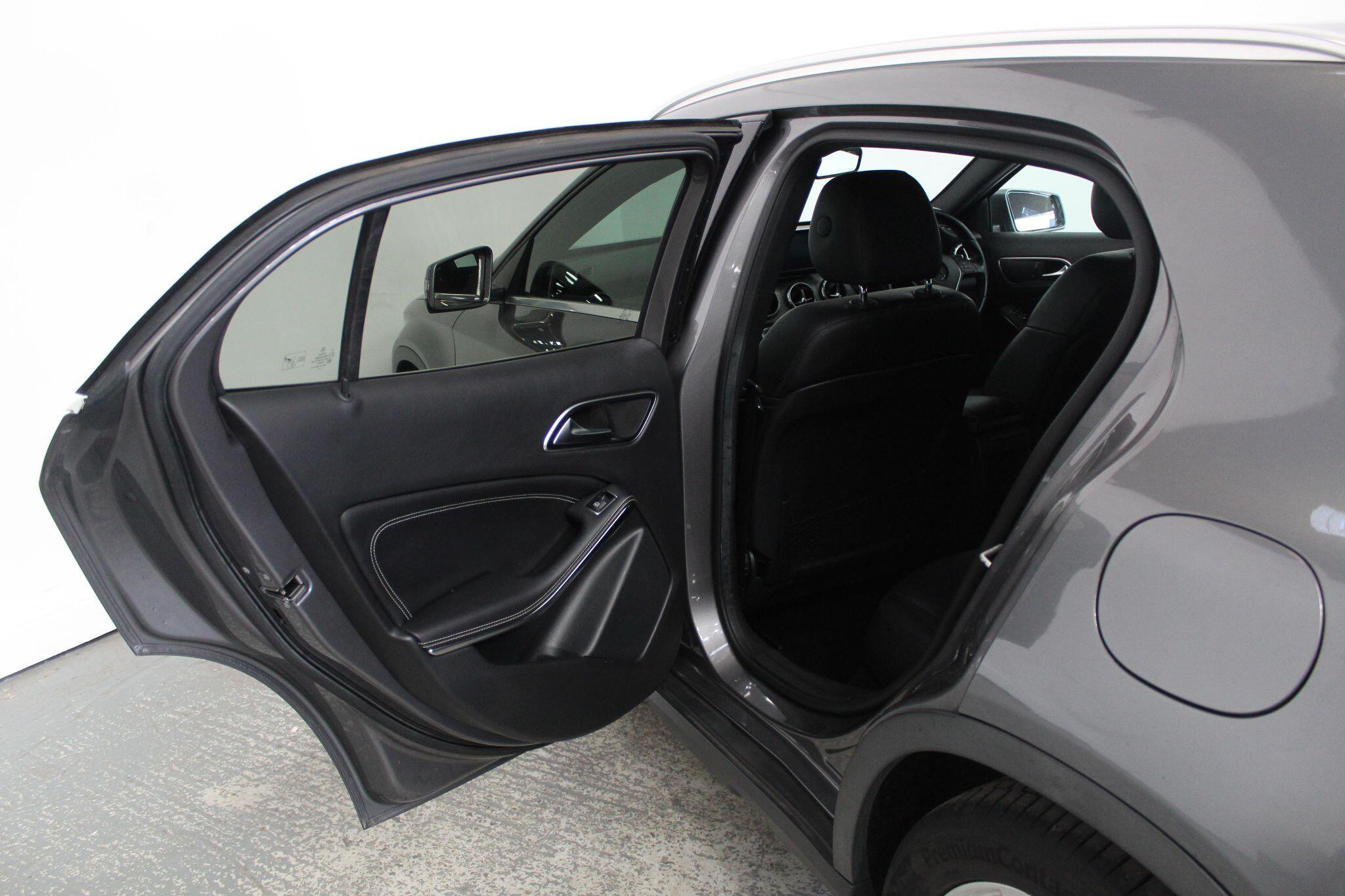 Mercedes-Benz Gla view 30
