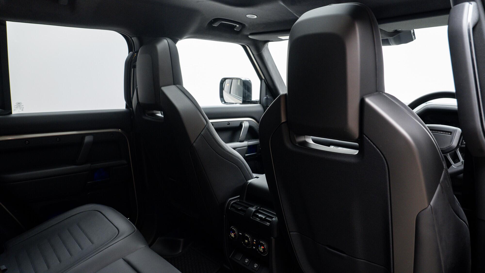Land Rover Defender 110 view 21