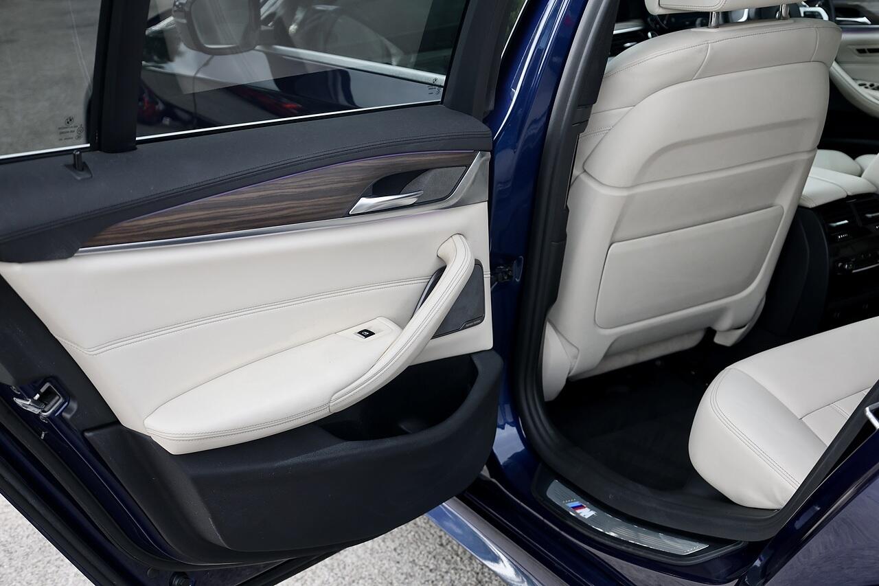 BMW 5 Series view 33
