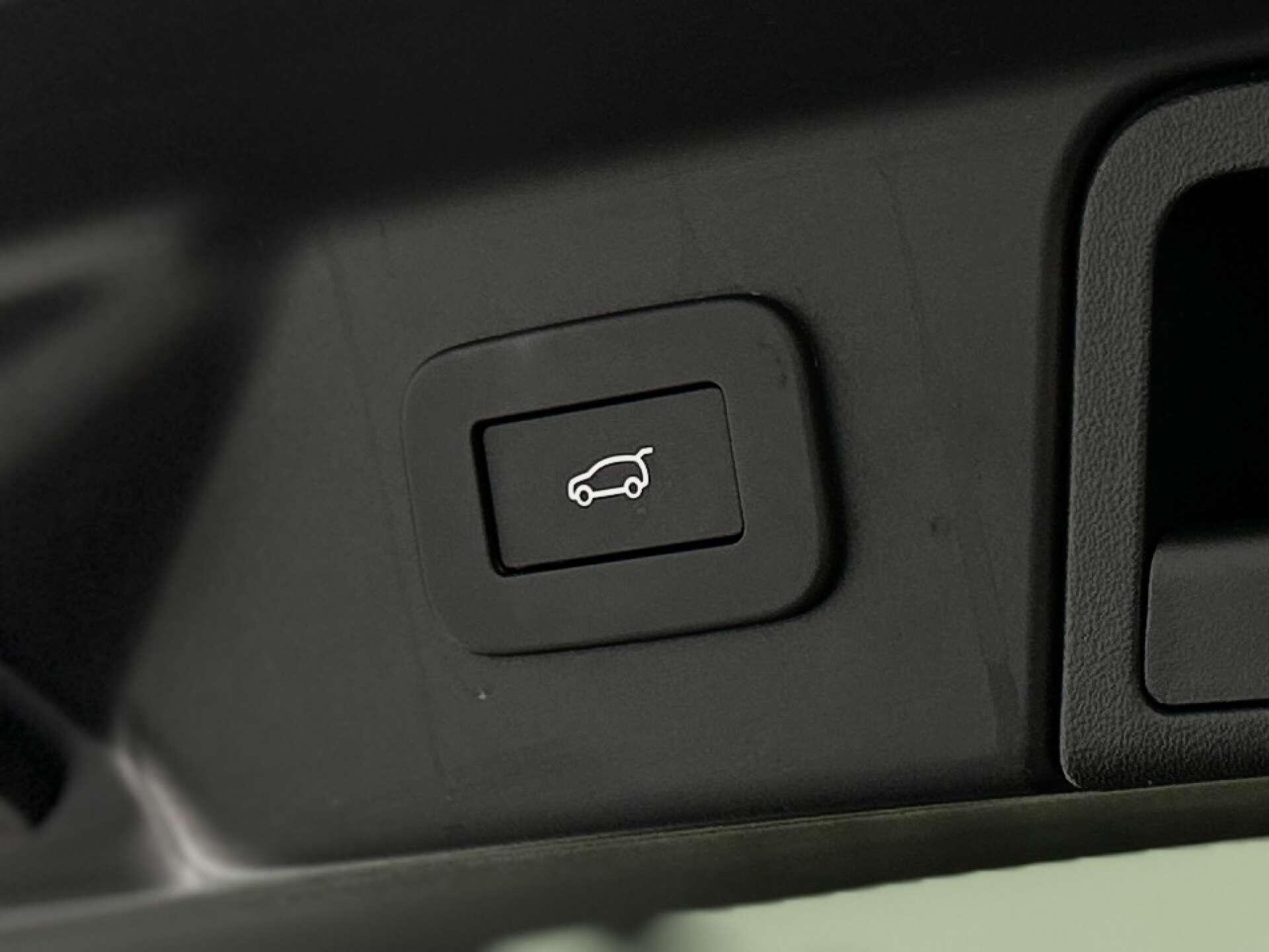 Land Rover Range Rover Velar view 28