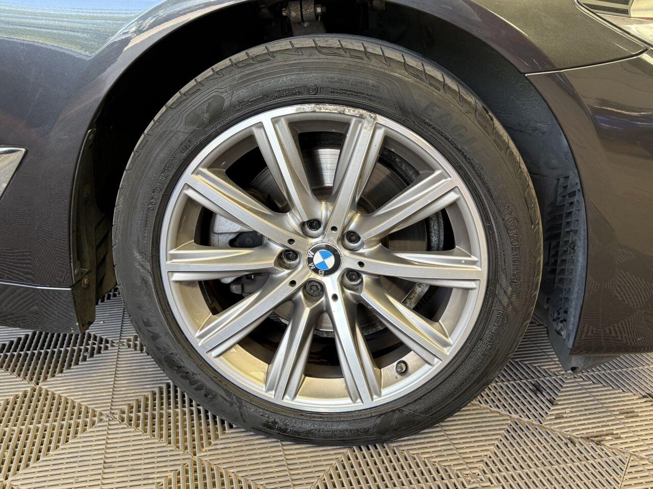 BMW 5 Series view 16
