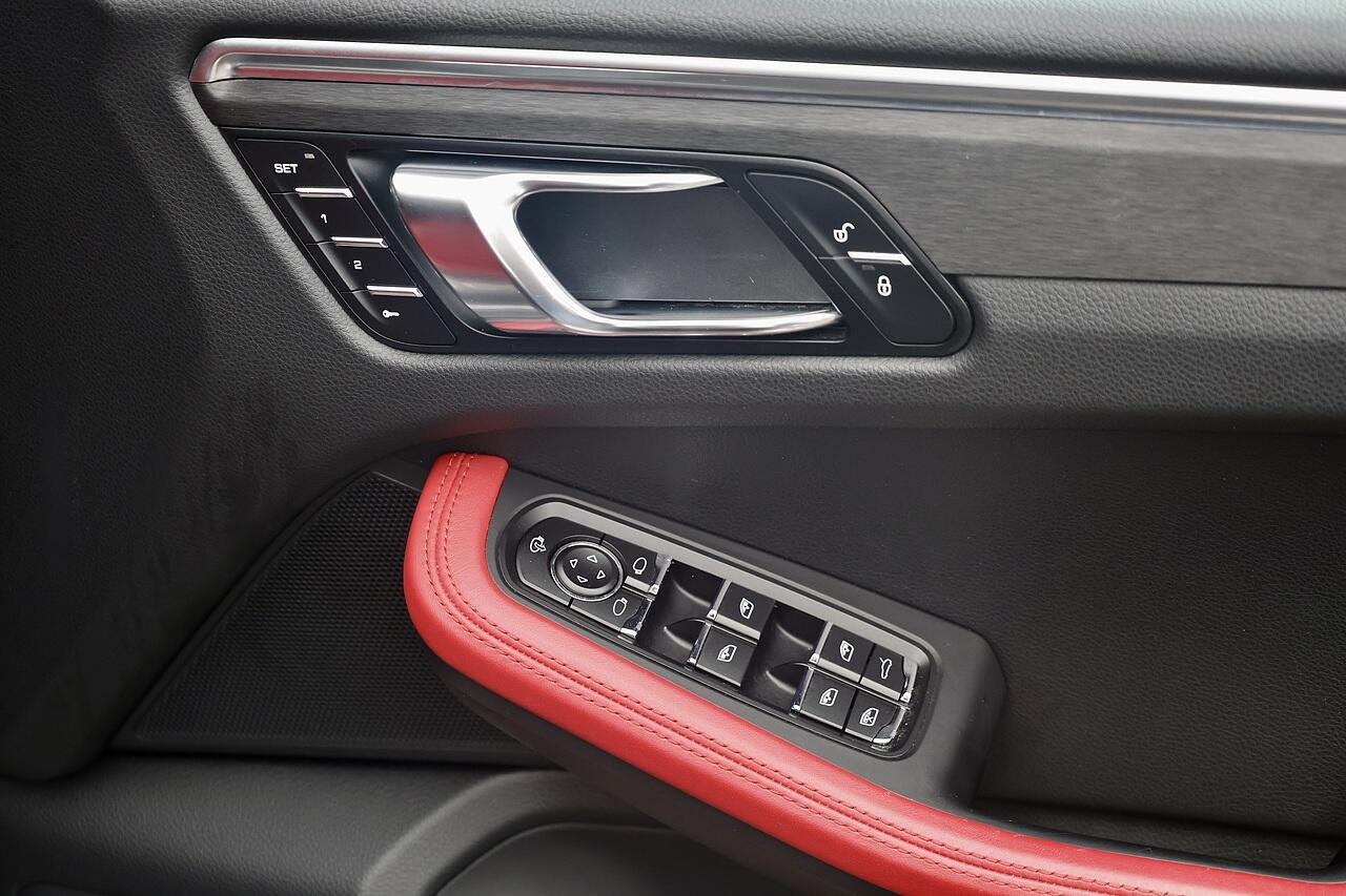 Porsche Macan view 22