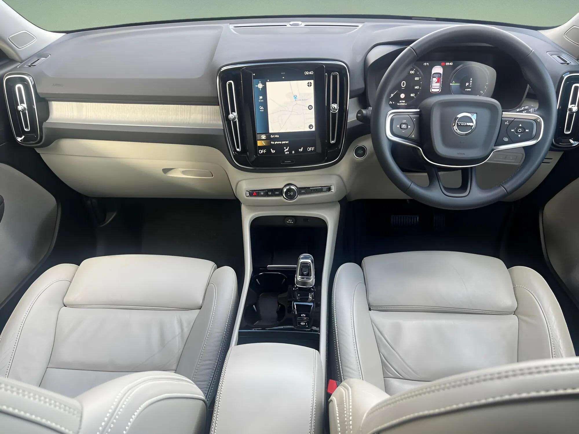 Volvo XC40 view 2