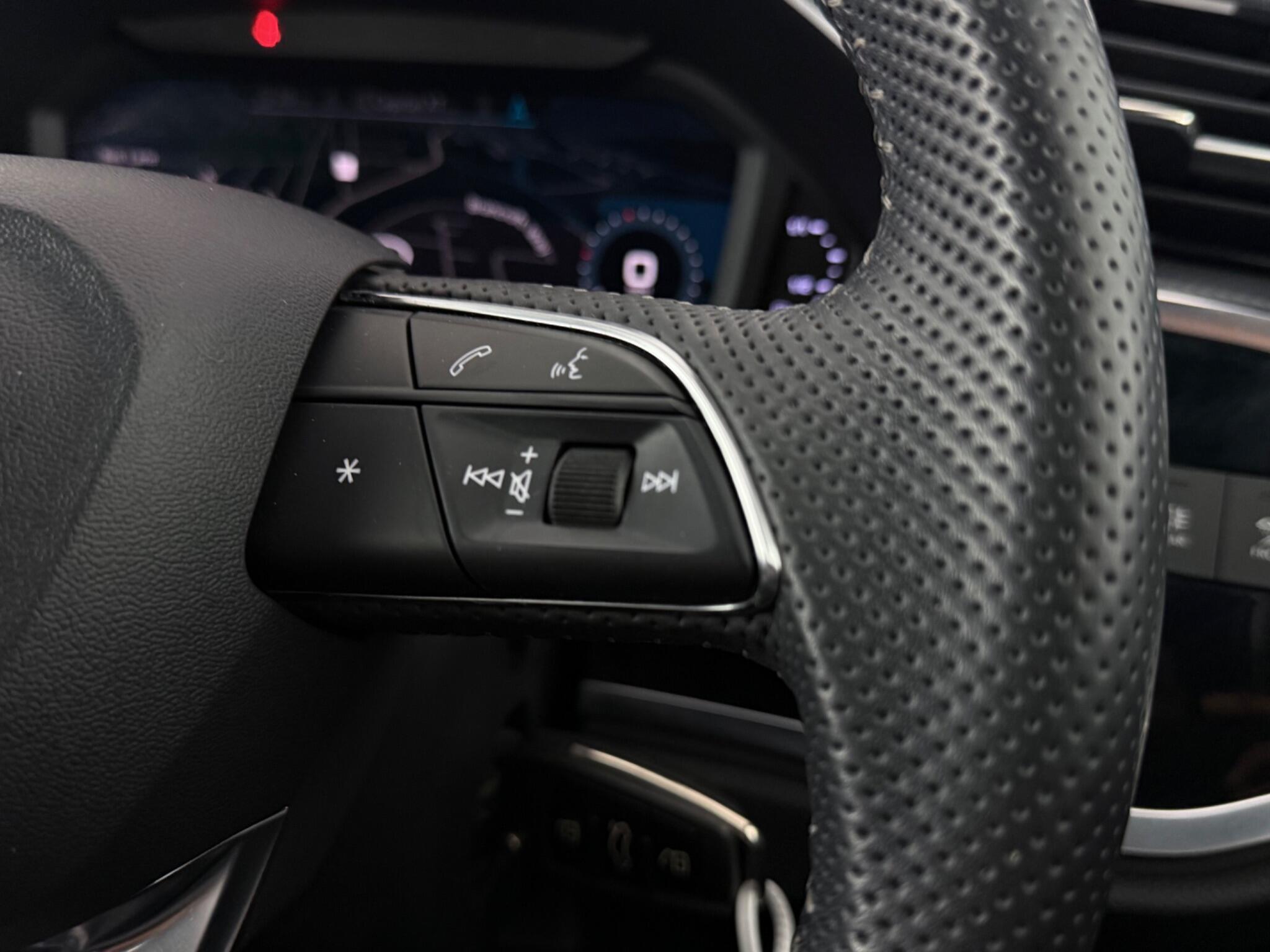 Audi Q3 view 15