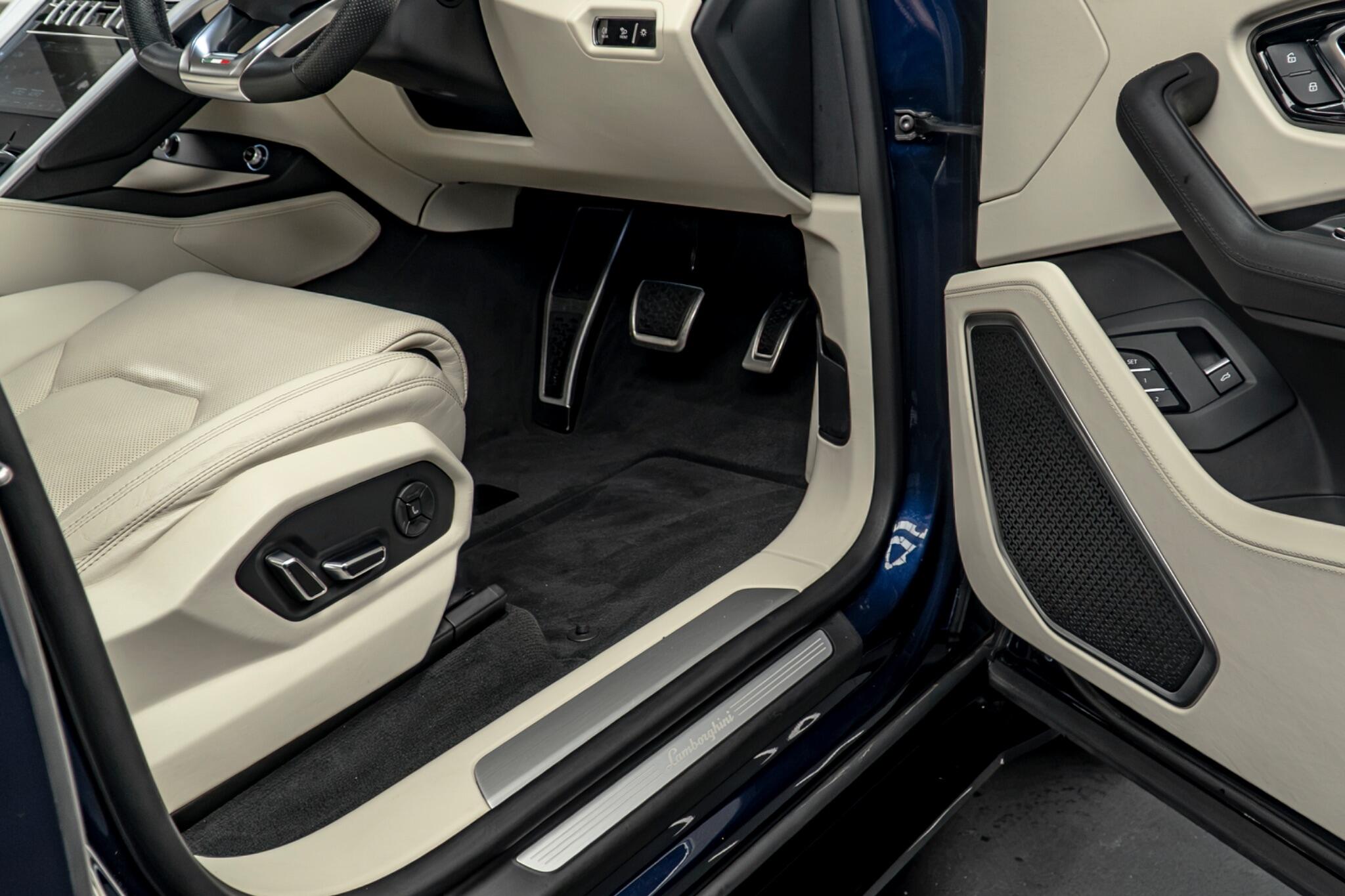 Lamborghini Urus view 45