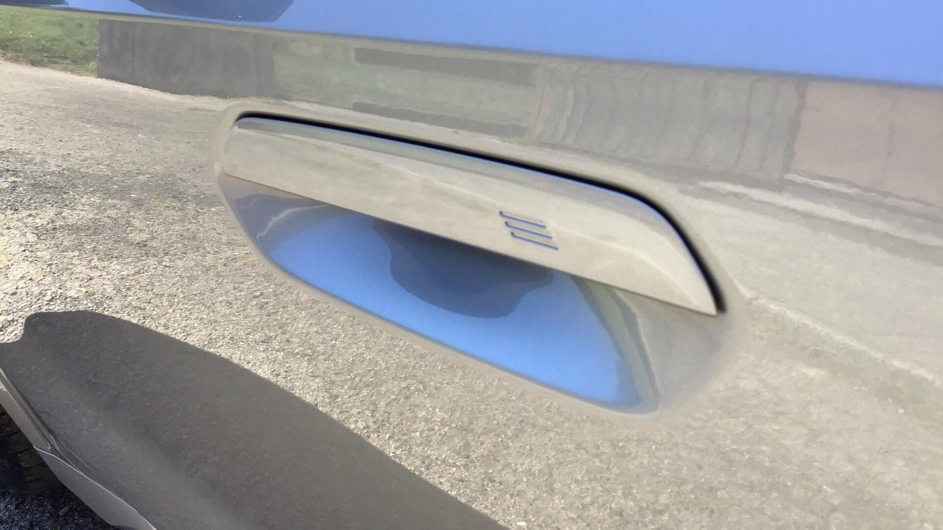 BMW iX1 view 40