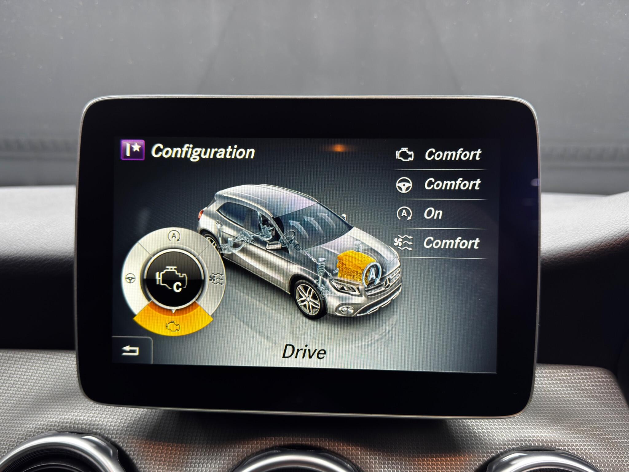 Mercedes-Benz Gla view 33