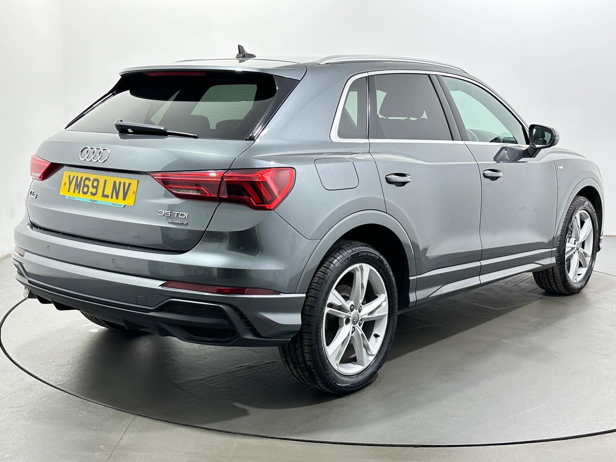 Audi Q3 view 8
