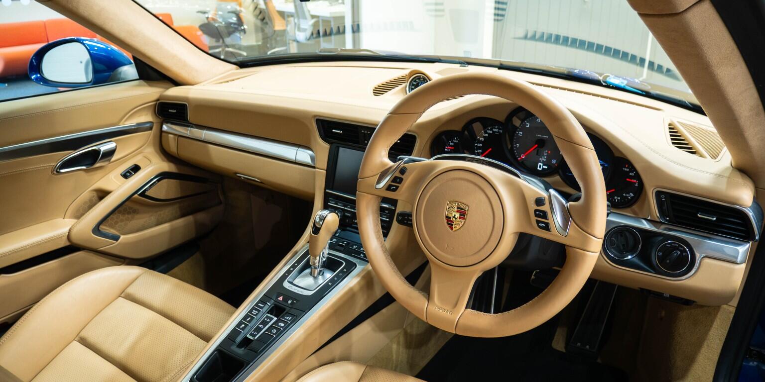 Porsche 911 view 13