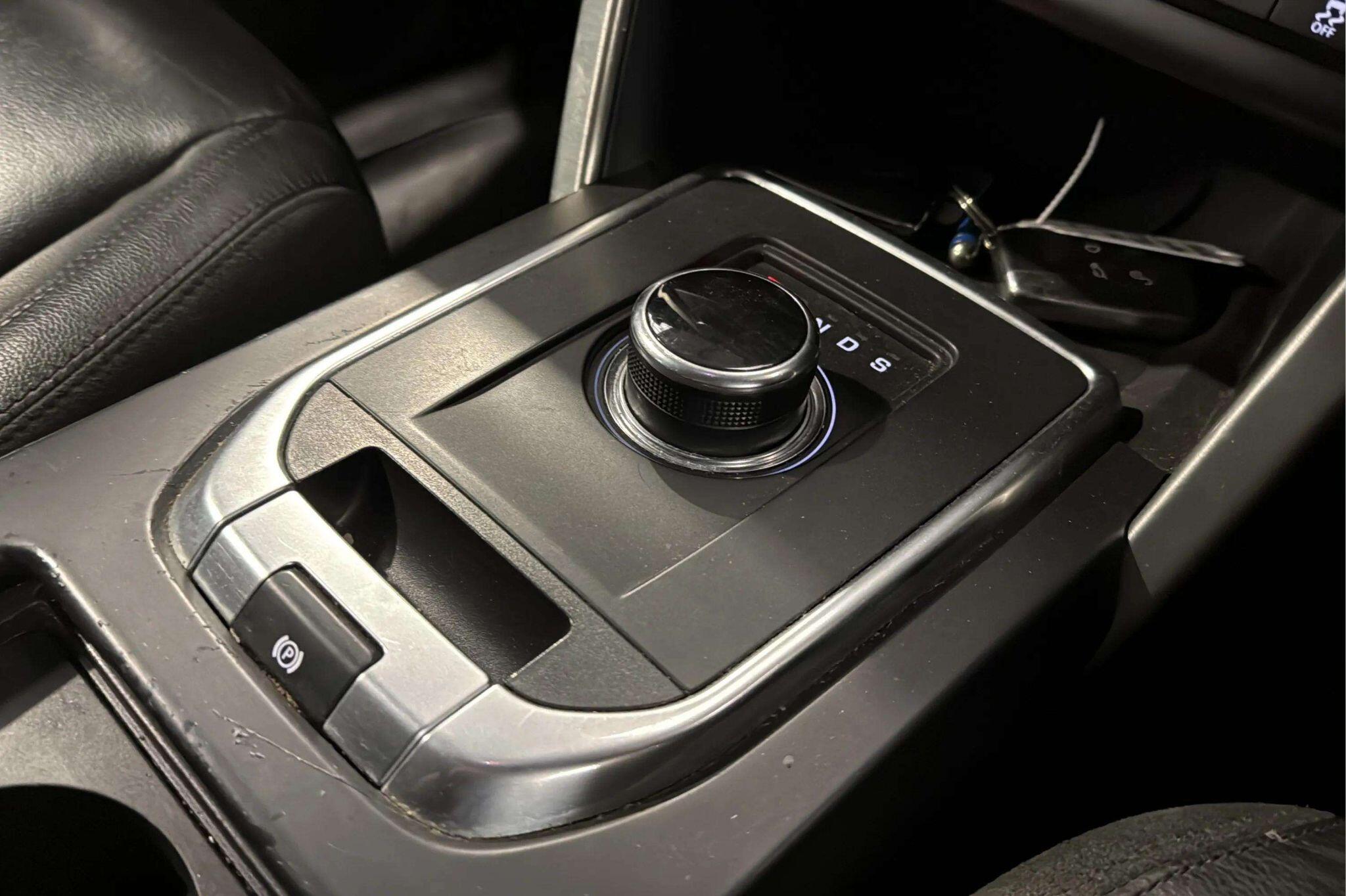 Land Rover Discovery Sport view 8