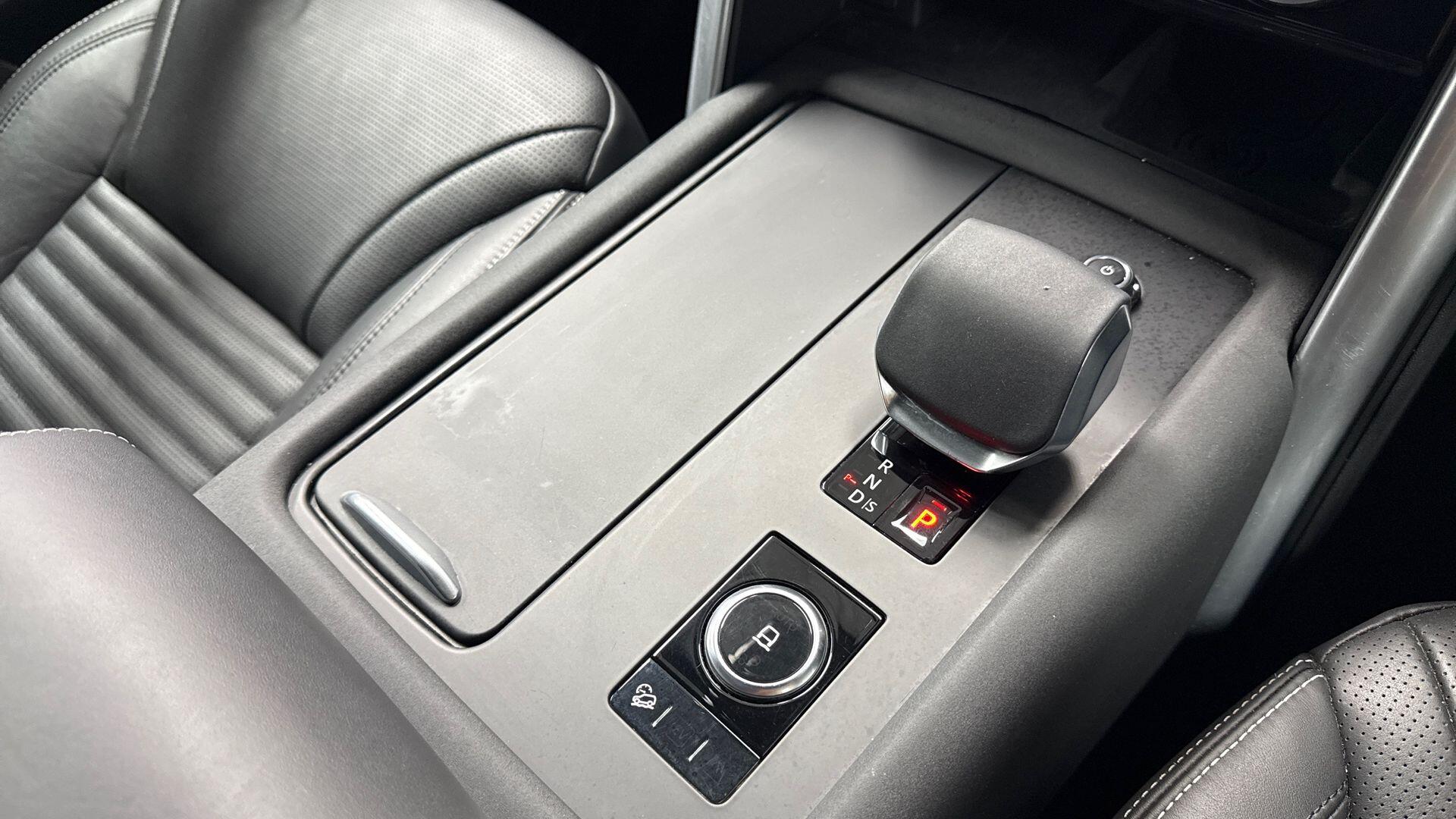 Land Rover Discovery view 13