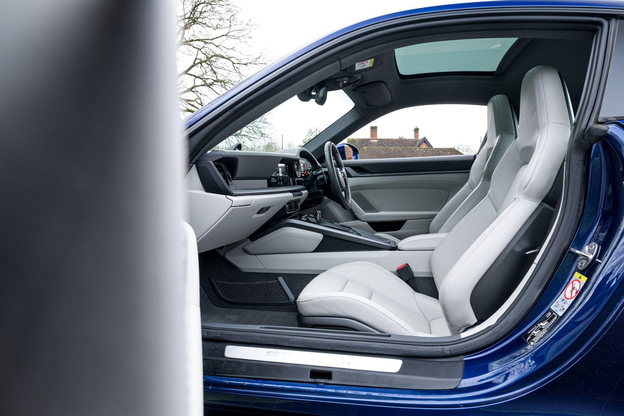 Porsche 911 view 40