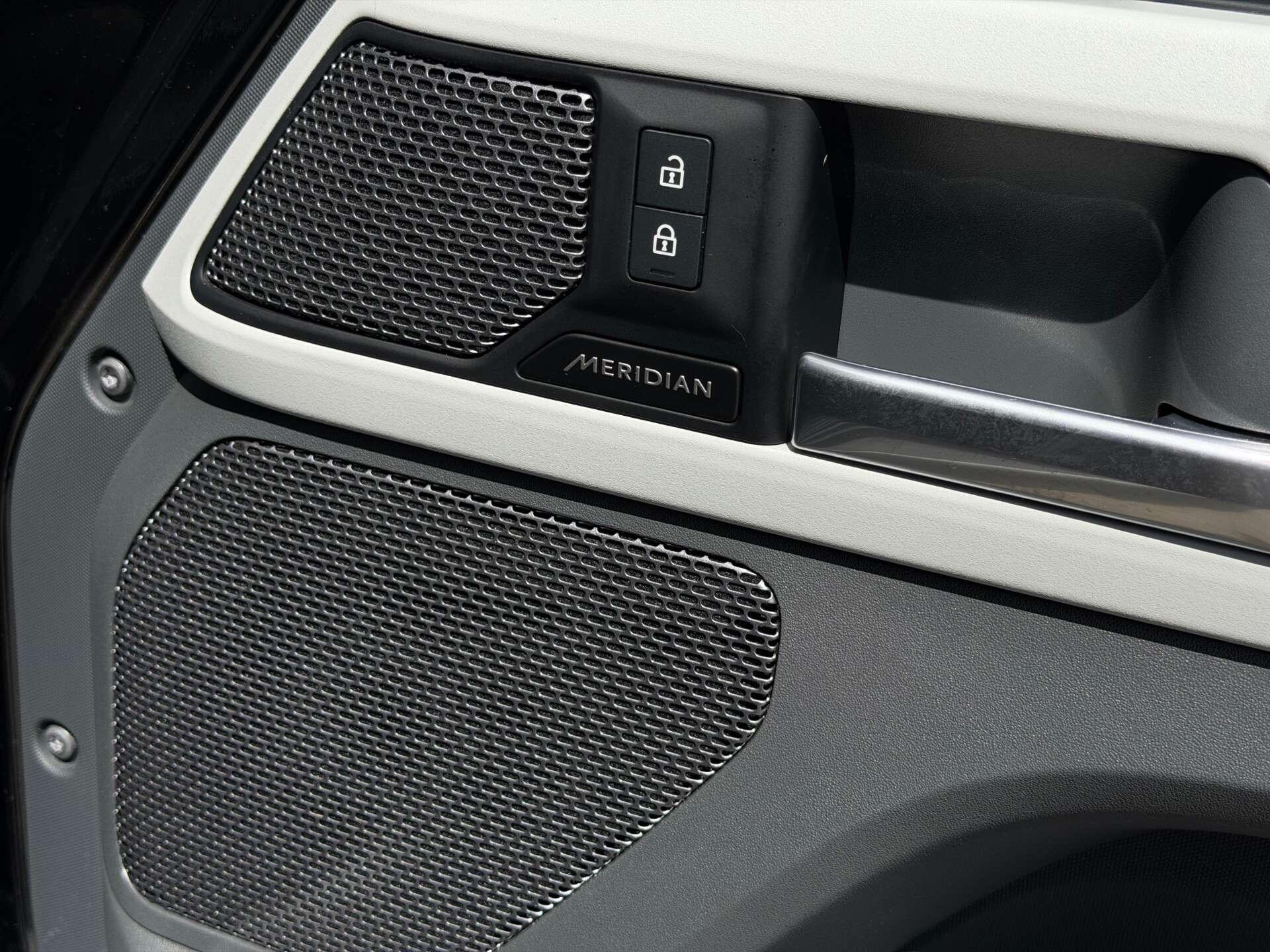 Land Rover Defender view 38