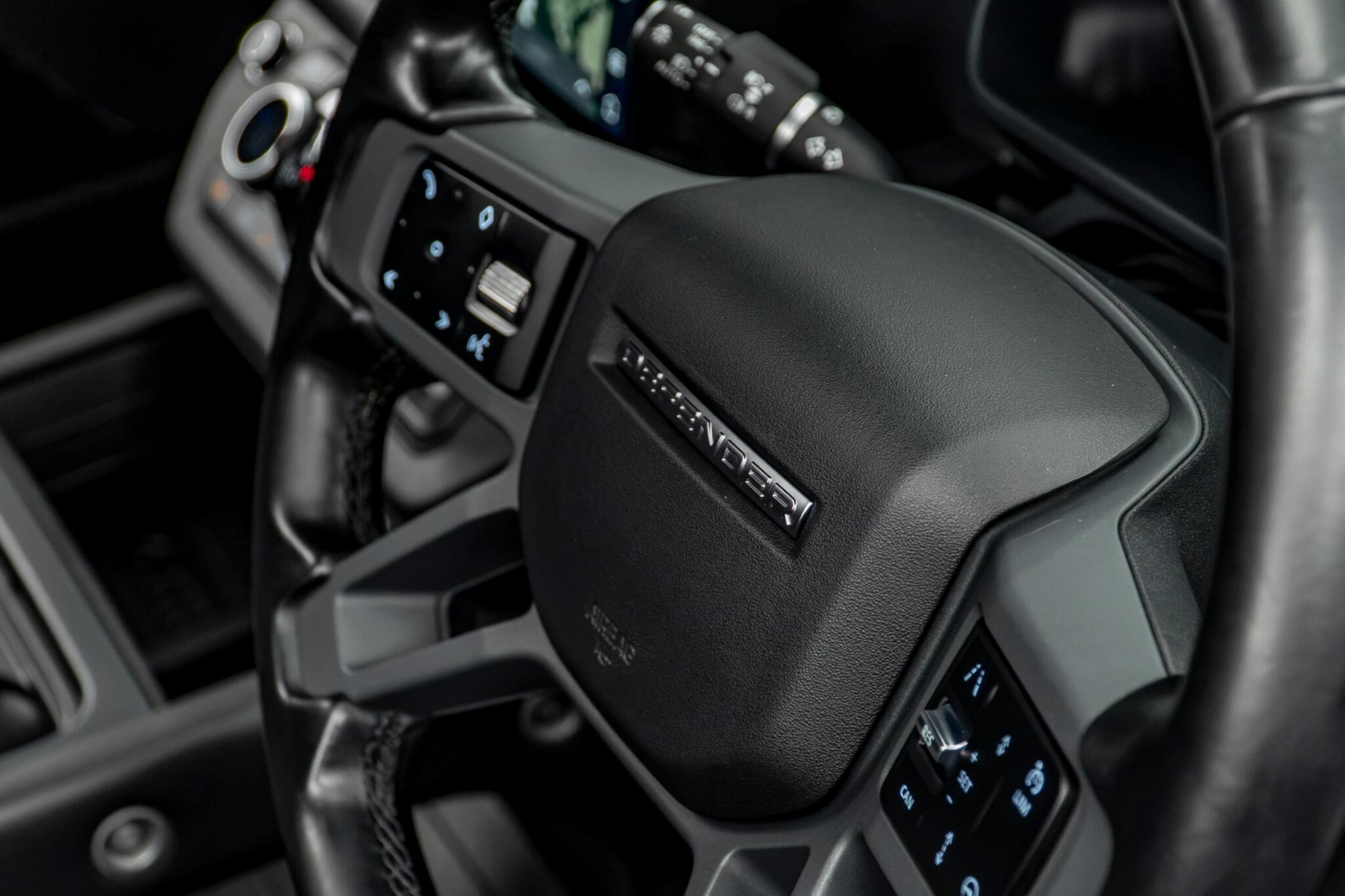 Land Rover Defender 110 view 33