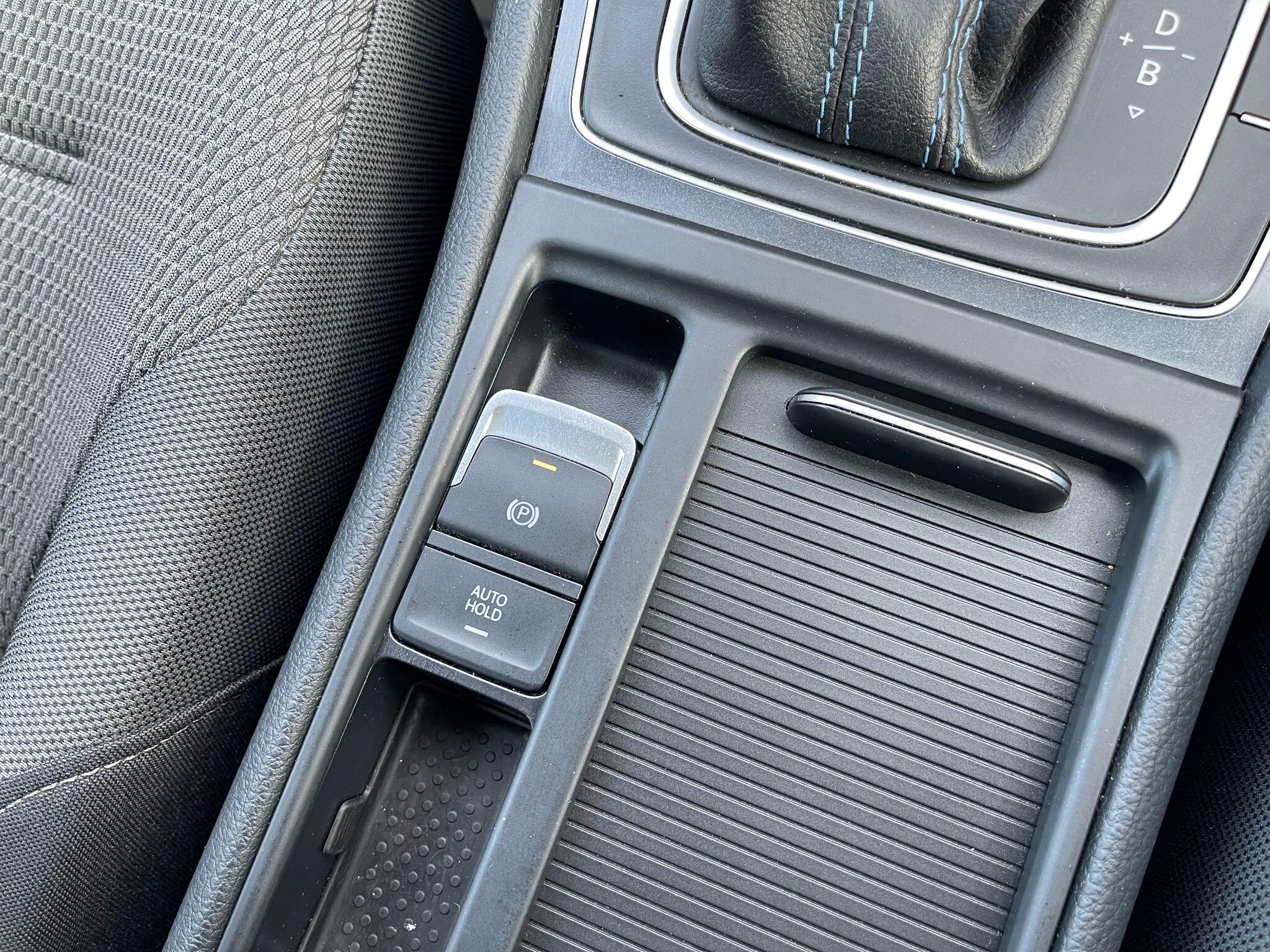 Volkswagen E-Golf view 53