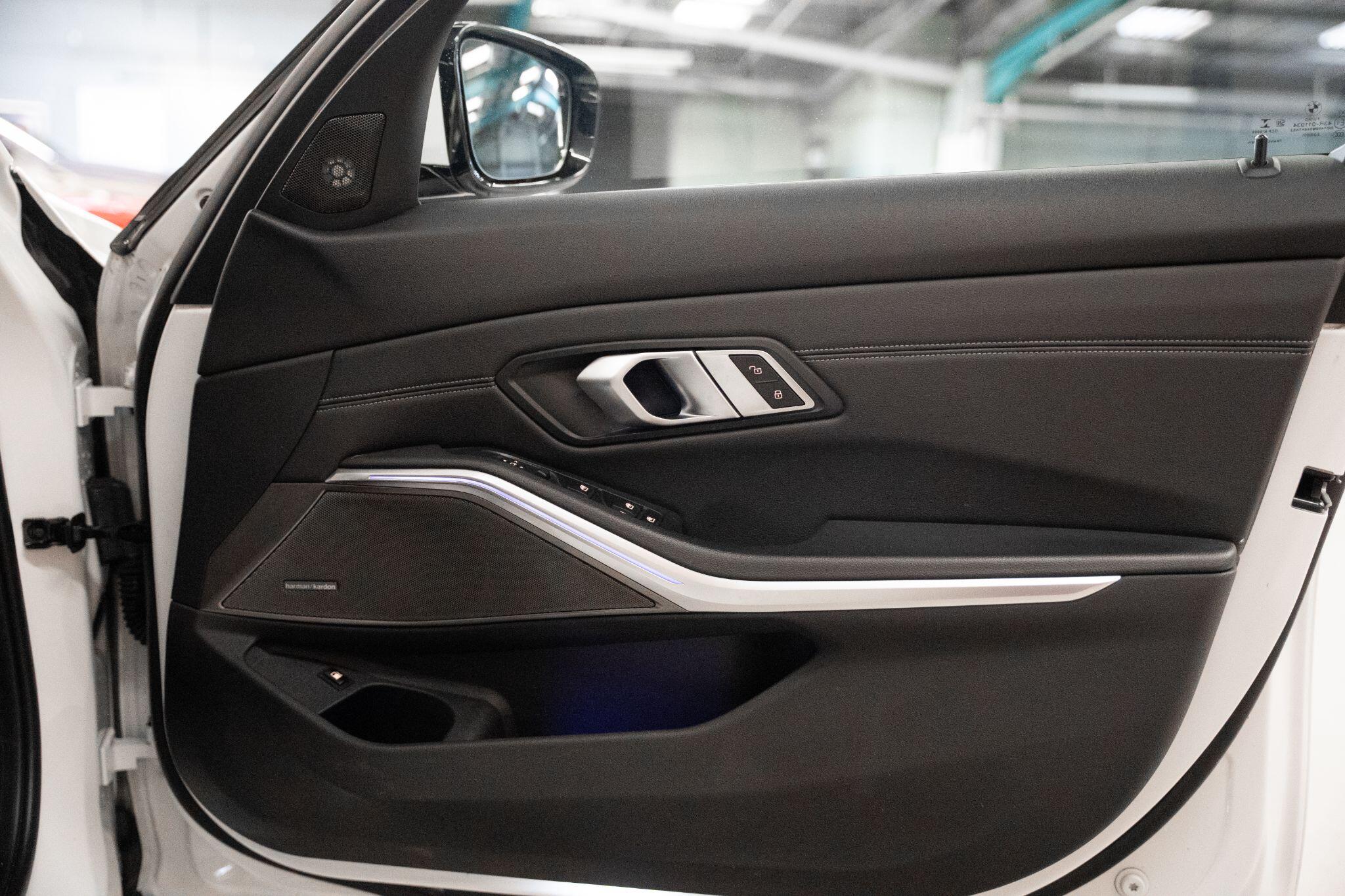 BMW 3 Series view 28