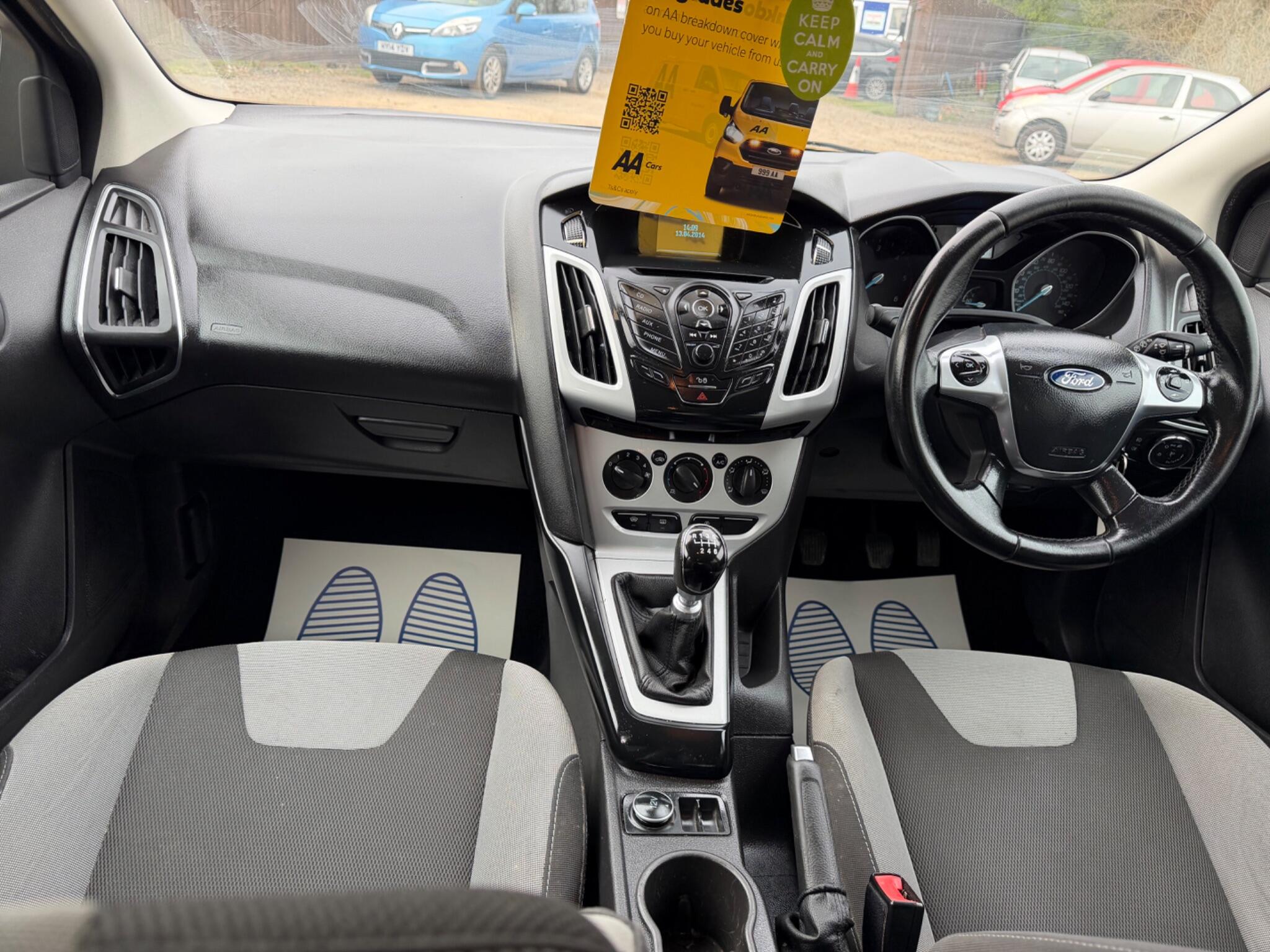 2014 Ford Focus 1.6 TDCi Zetec Euro 5 (s/s) 5dr image 17