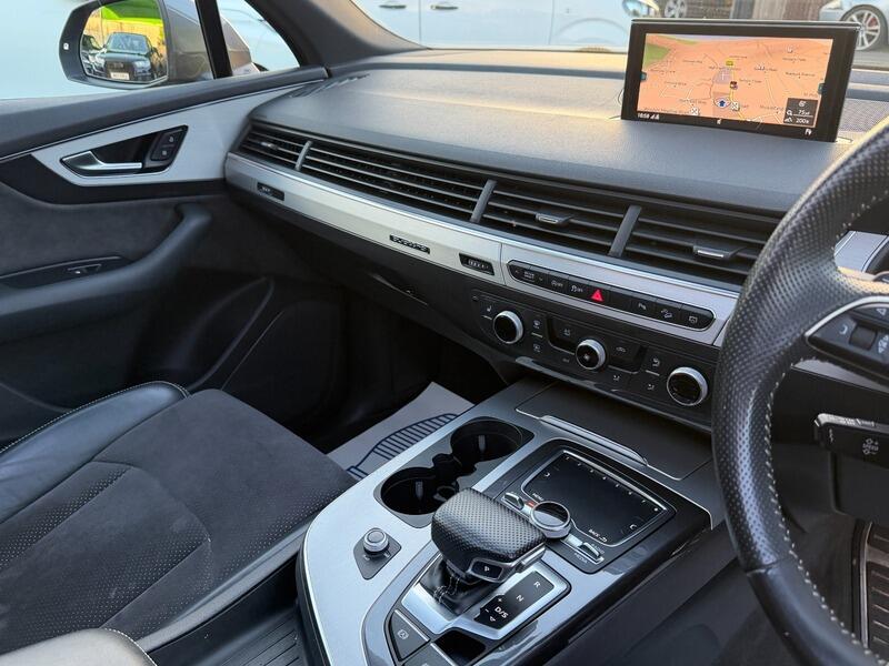 Audi Q7 view 30