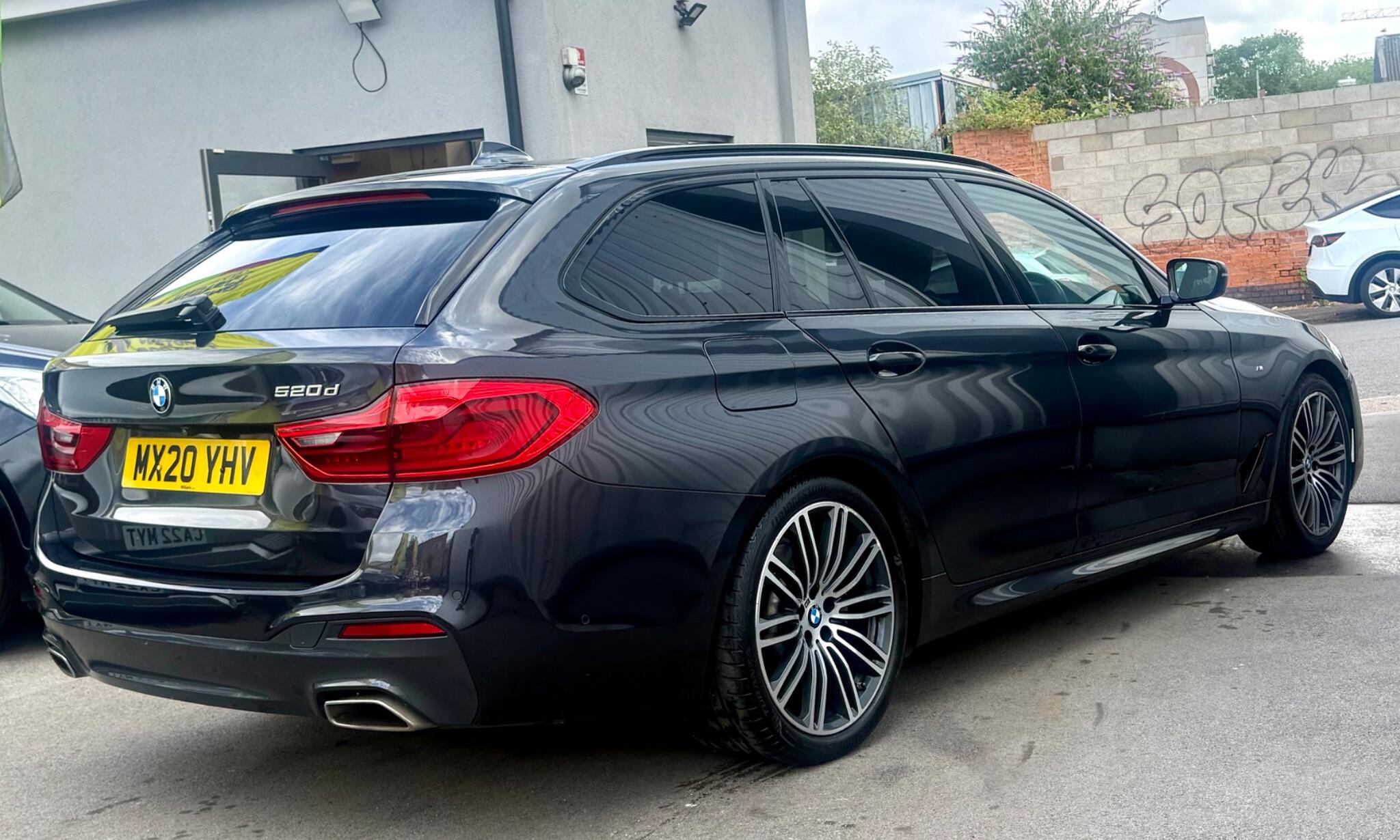 BMW 5 Series view 8