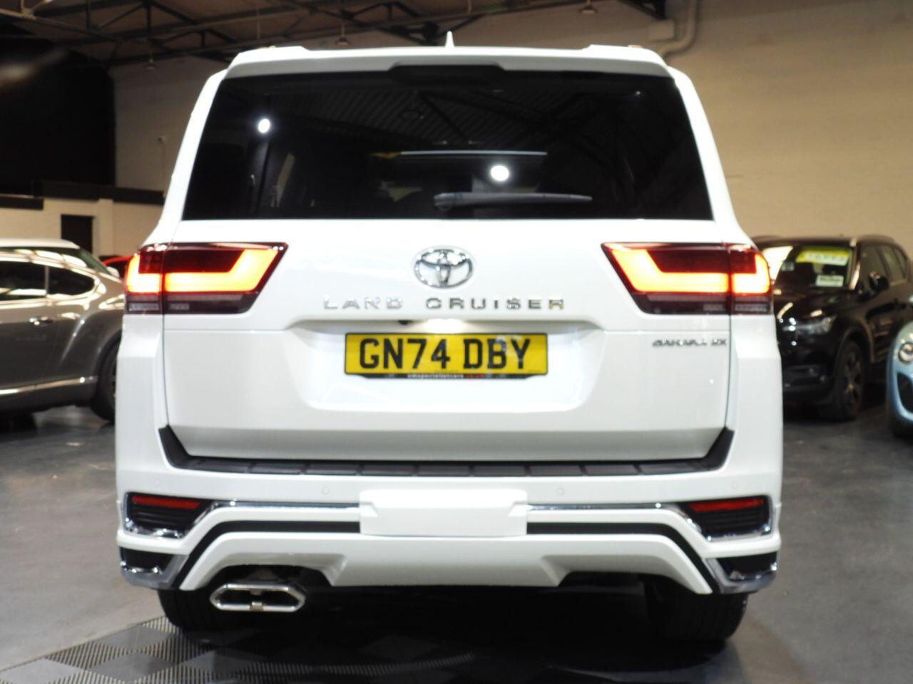 Toyota Land Cruiser view 13