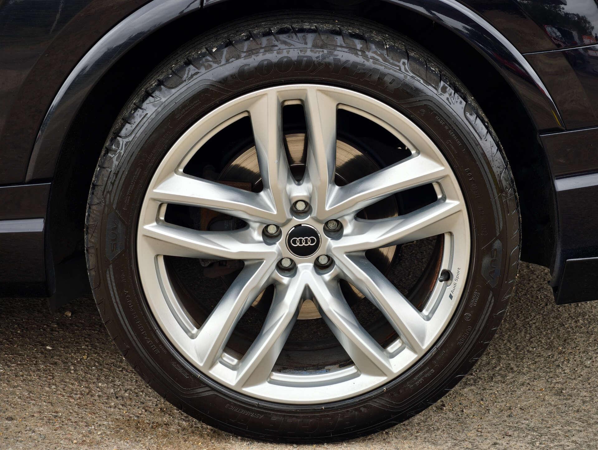 Audi Q7 view 22