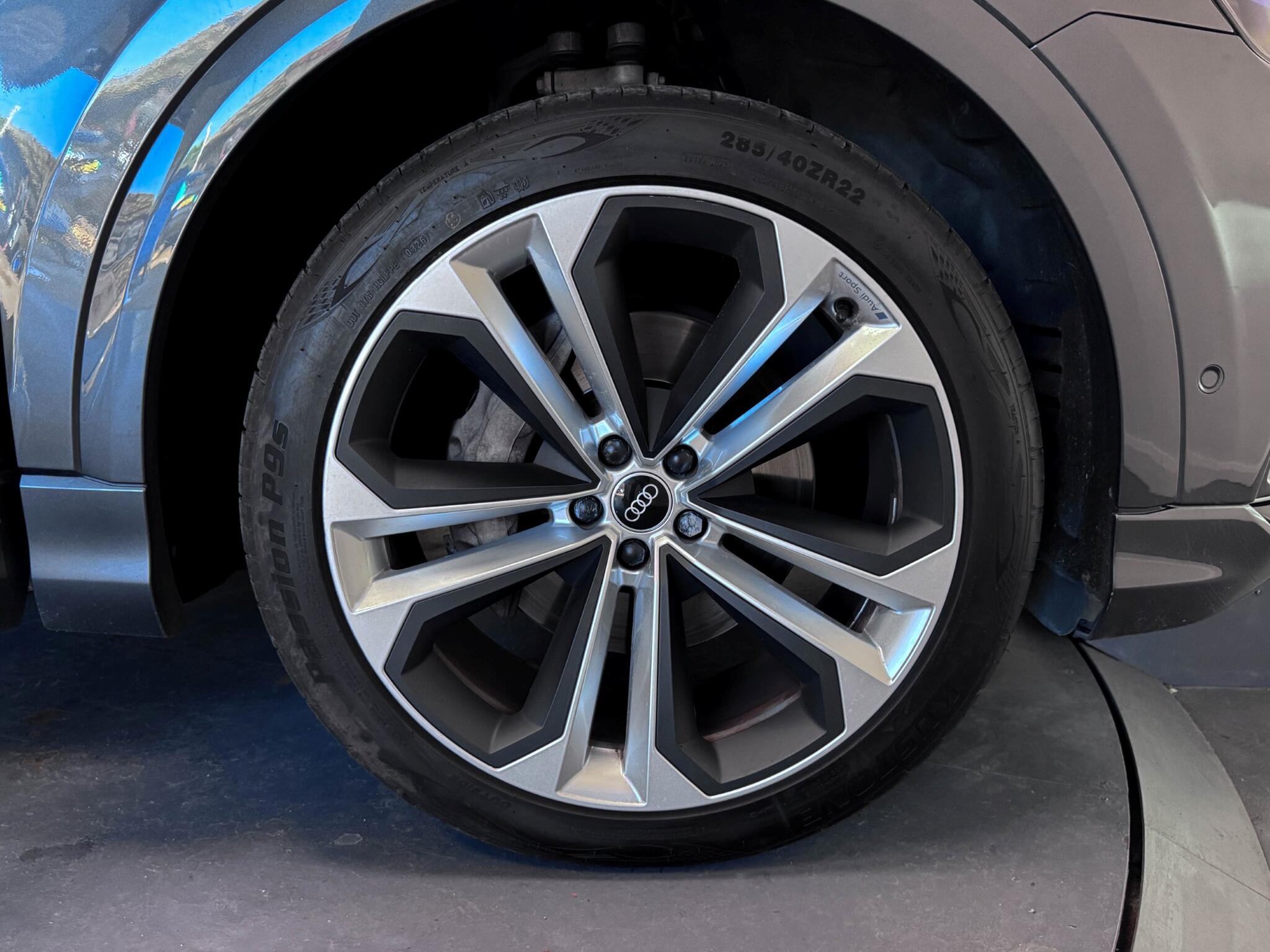 Audi Q8 view 56