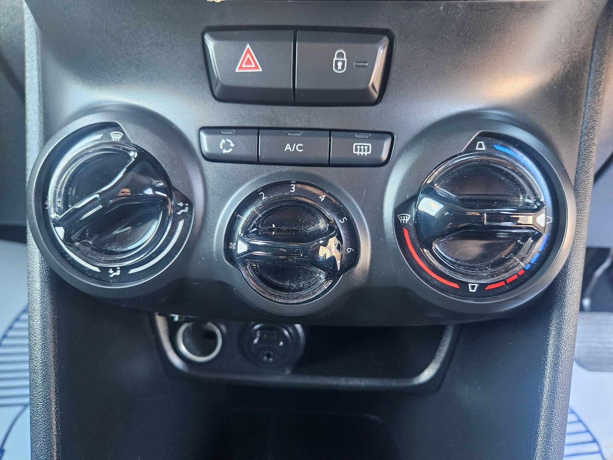 2017 Peugeot 208 image 24