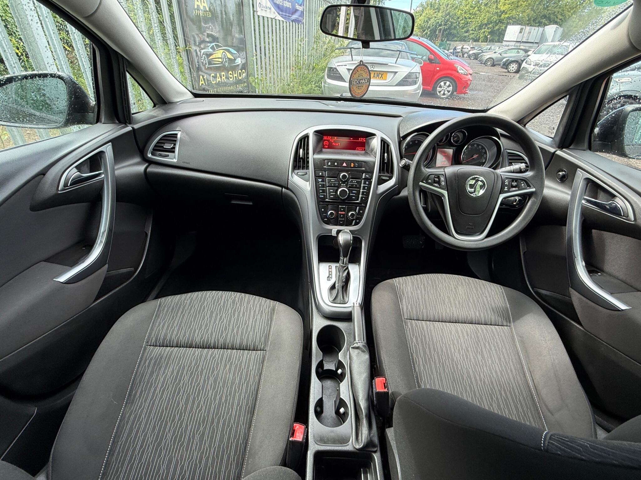 2014 Vauxhall Astra image 21