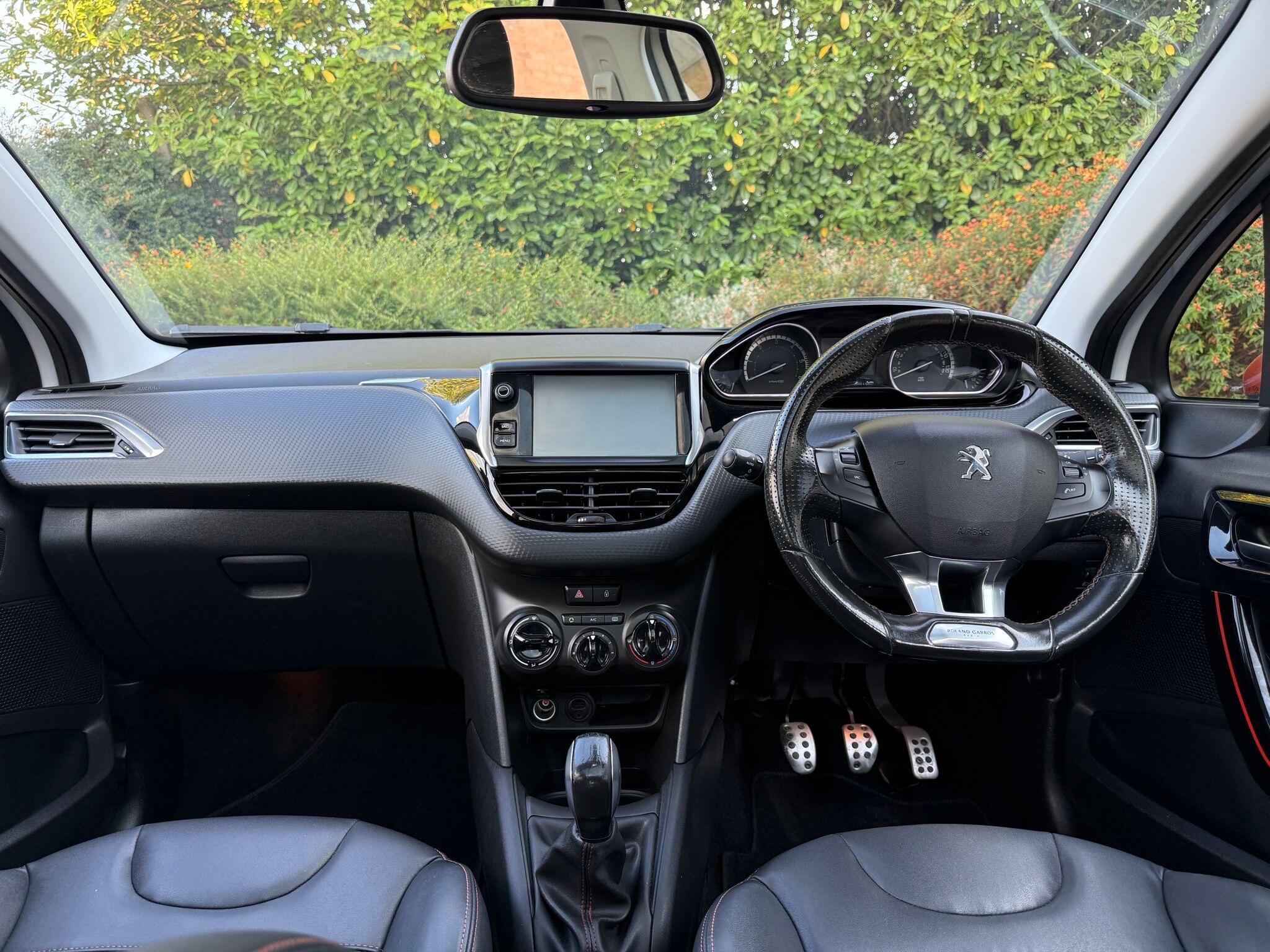 Peugeot 208 view 3