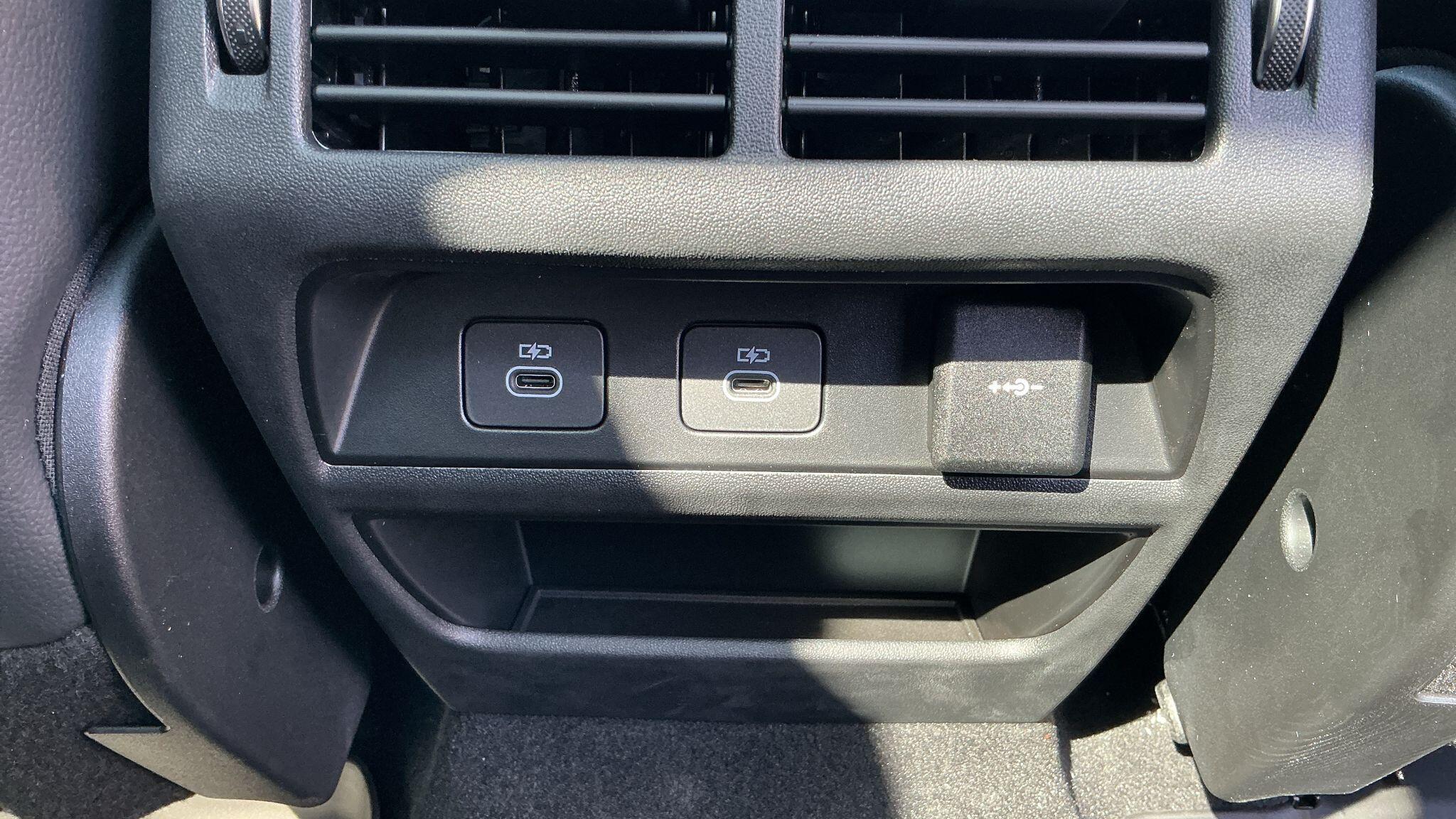 Land Rover Discovery Sport view 11