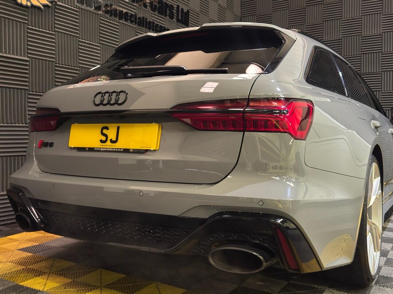 Audi RS6 Avant view 10