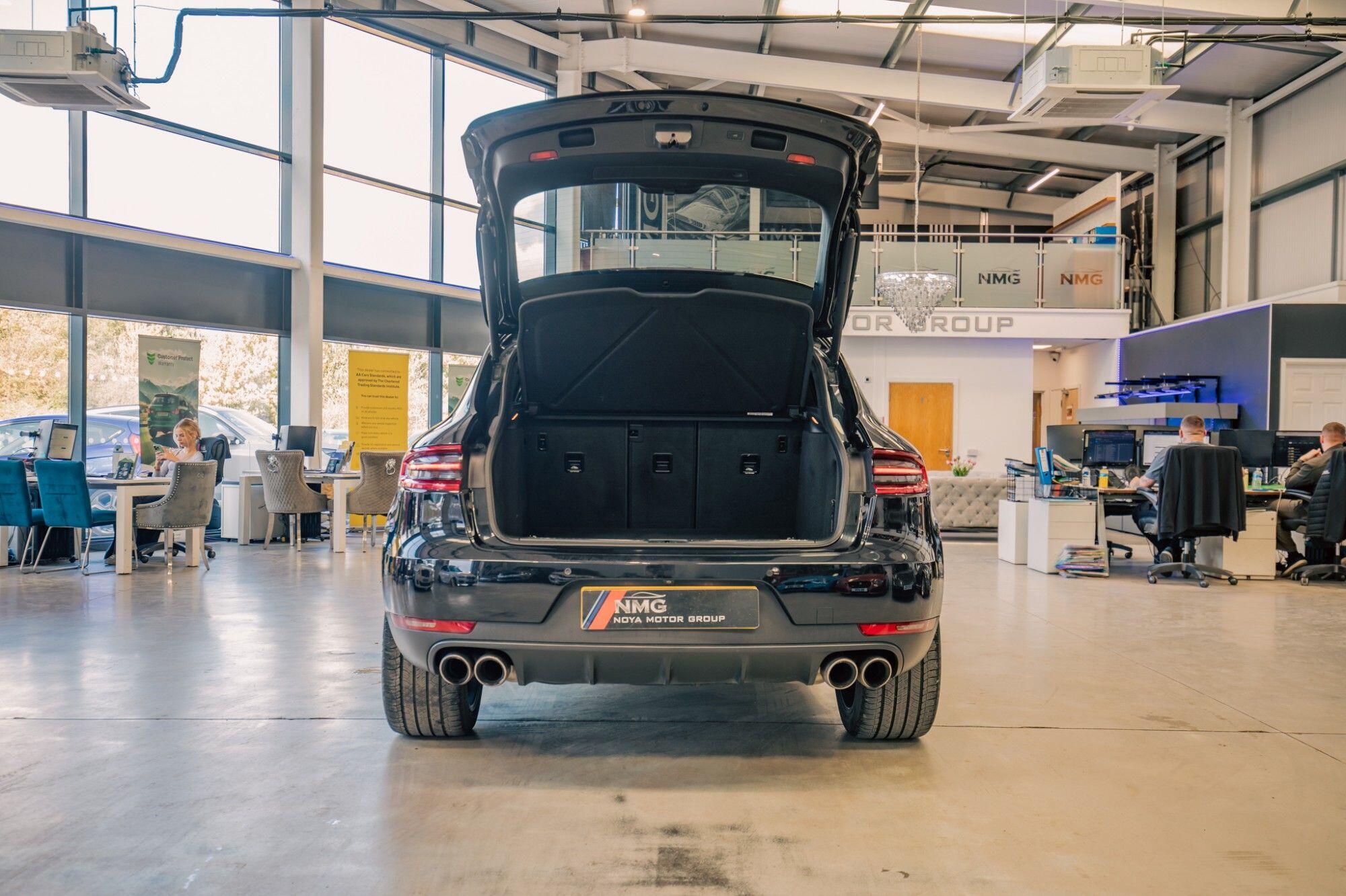Porsche Macan view 35
