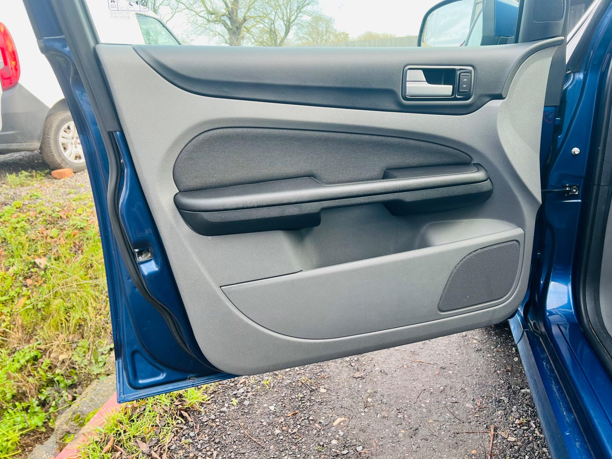 2009 Ford Focus image 9