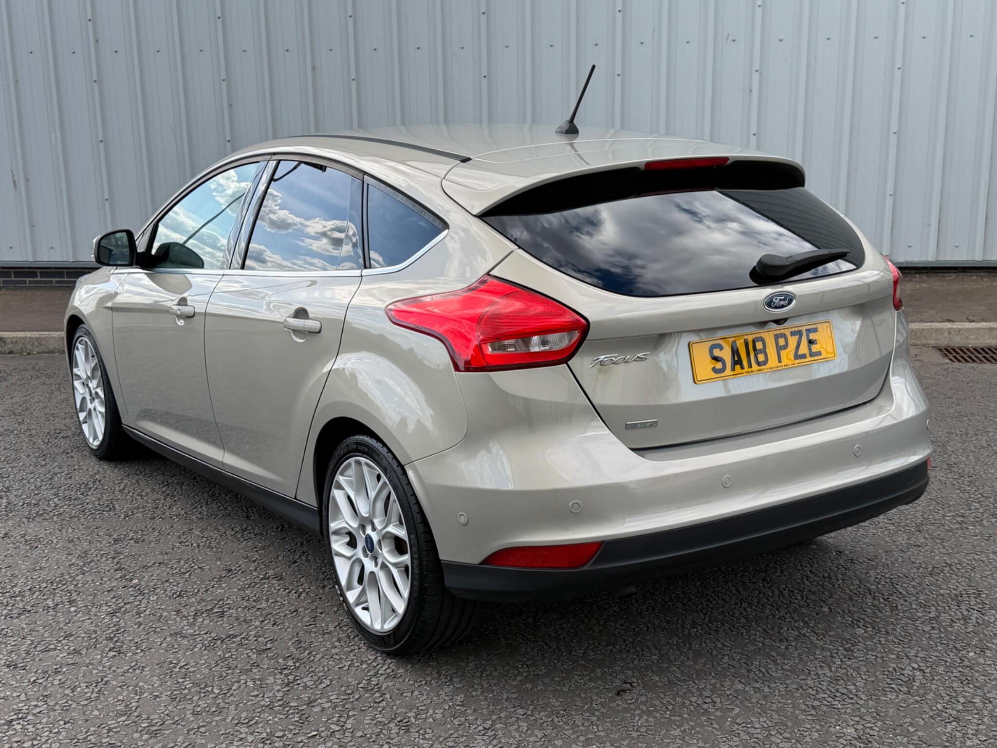 Ford Focus view 15